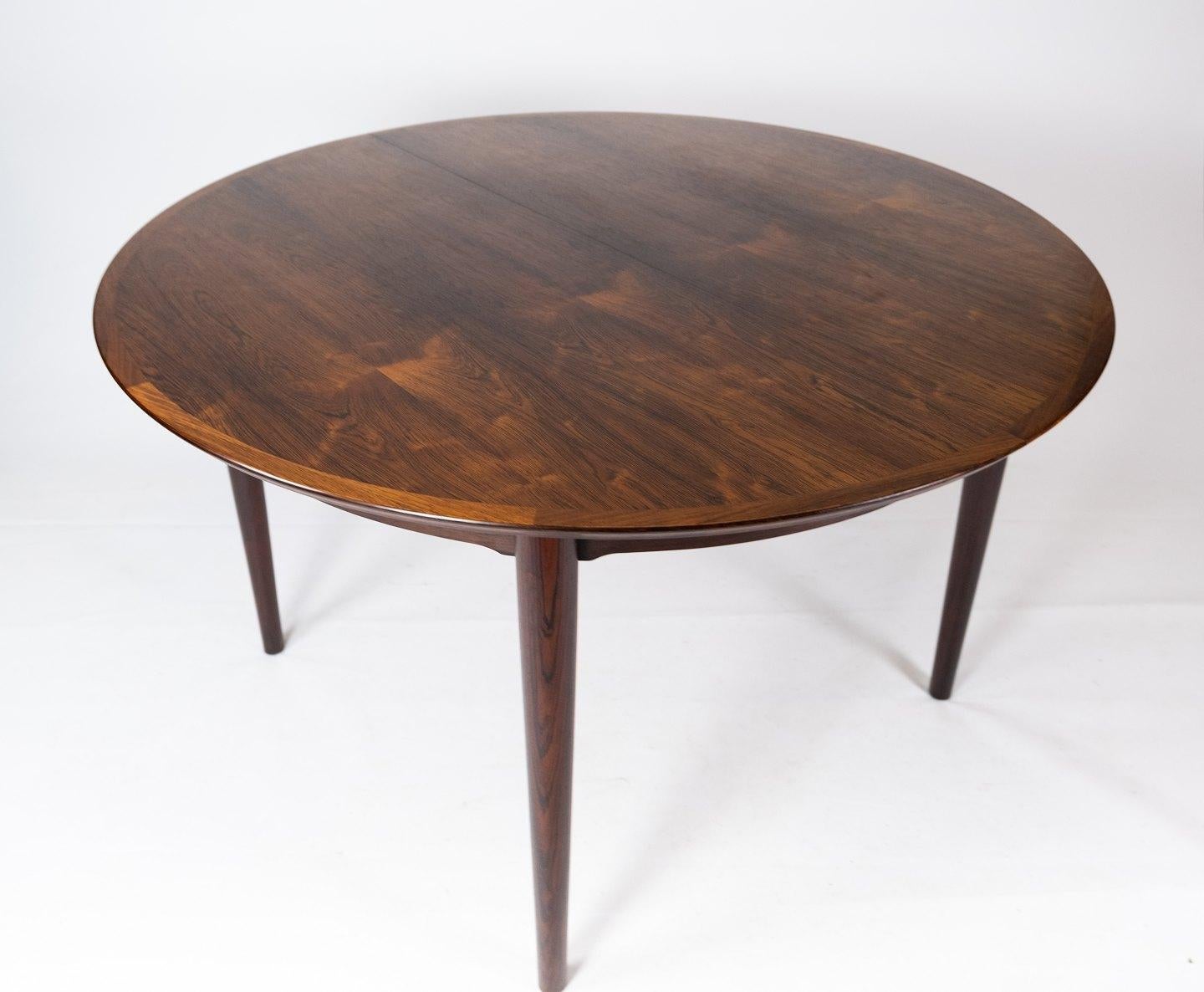 Dieser Esstisch aus Palisanderholz wurde von dem bekannten dänischen Möbeldesigner Arne Vodder entworfen und stammt aus den 1960er Jahren. Der Tisch ist ein schönes Beispiel für die zeitgemäße Eleganz und Handwerkskunst, die Vodders Design