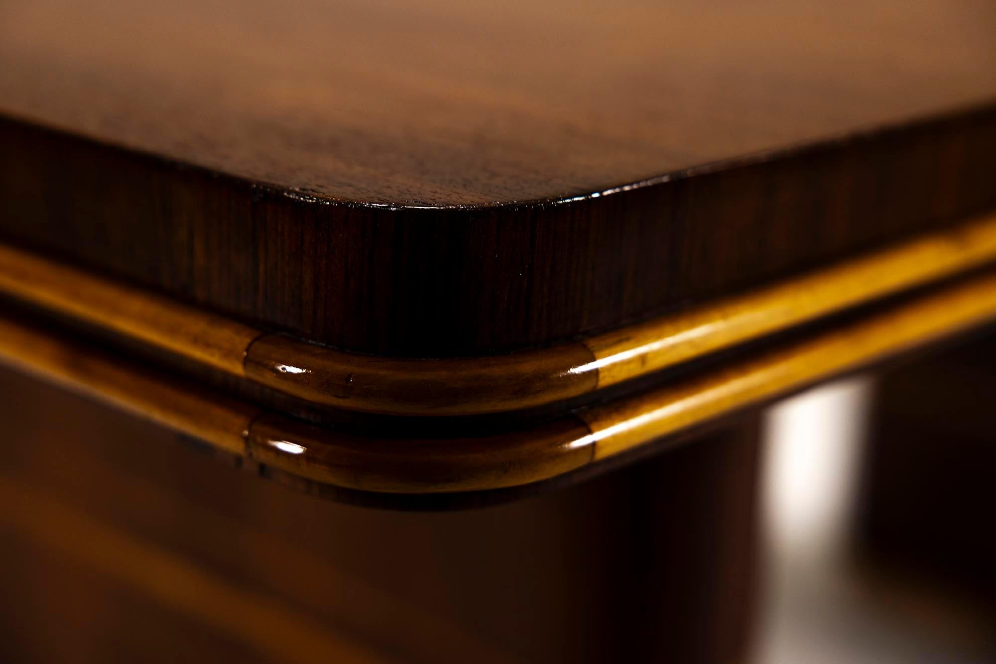 Table de salle à manger en placage de bois de rose et détails en érable attribués à Osvaldo Borsani en vente 3