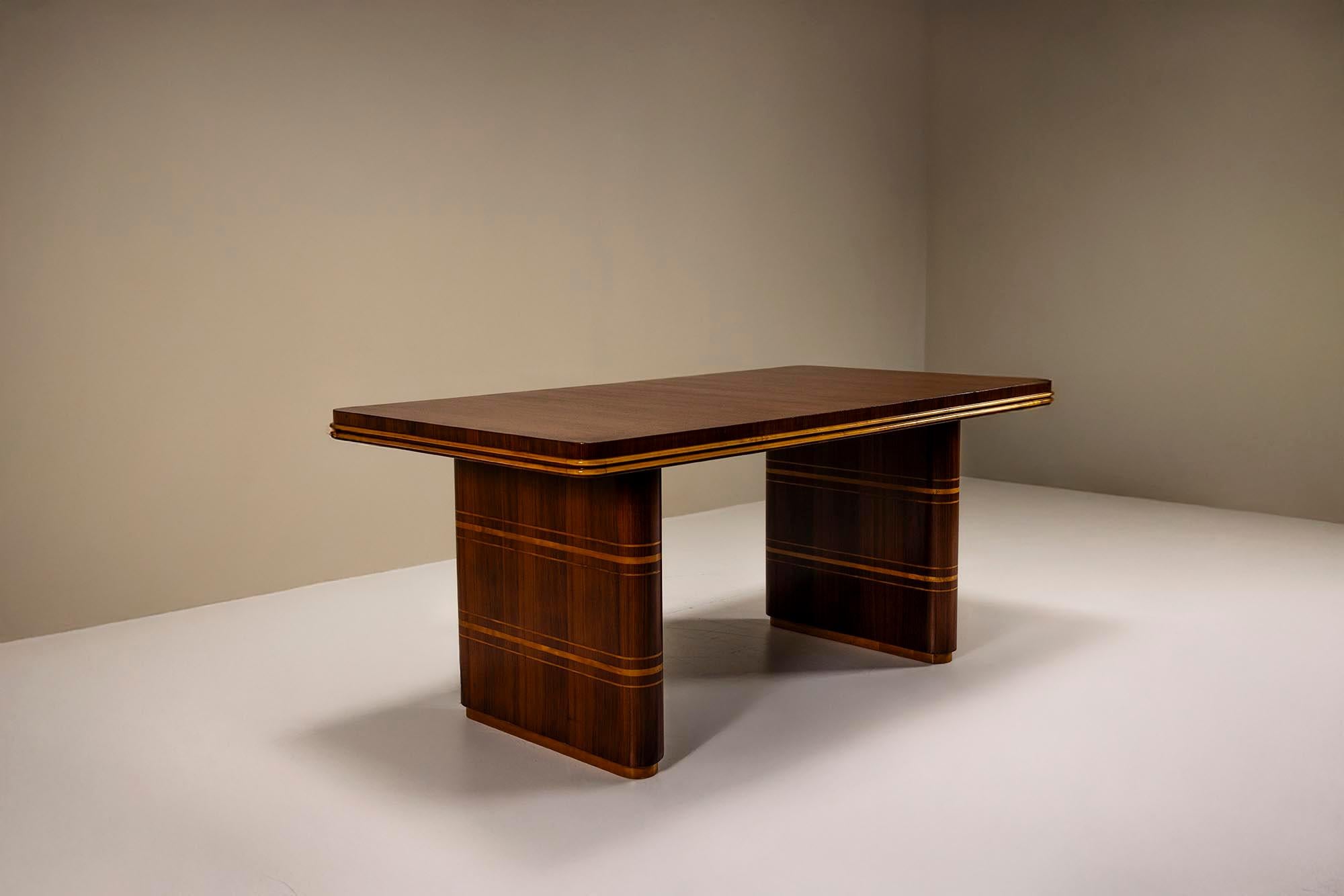 Certains objets se déplacent sans bouger. Cette table de salle à manger italienne des années 1950, attribuée à Osvaldo Borsani, équilibre le poids et les détails d'une manière qui semble à la fois technique et posée. Il se tient avec assurance, mais