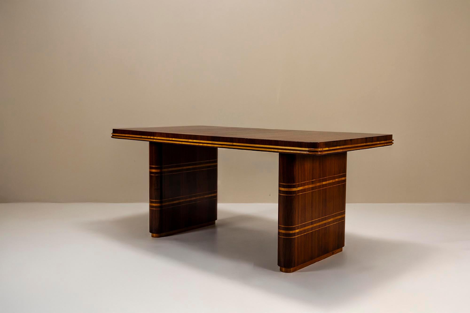 Mid-Century Modern Table de salle à manger en placage de bois de rose et détails en érable attribués à Osvaldo Borsani en vente