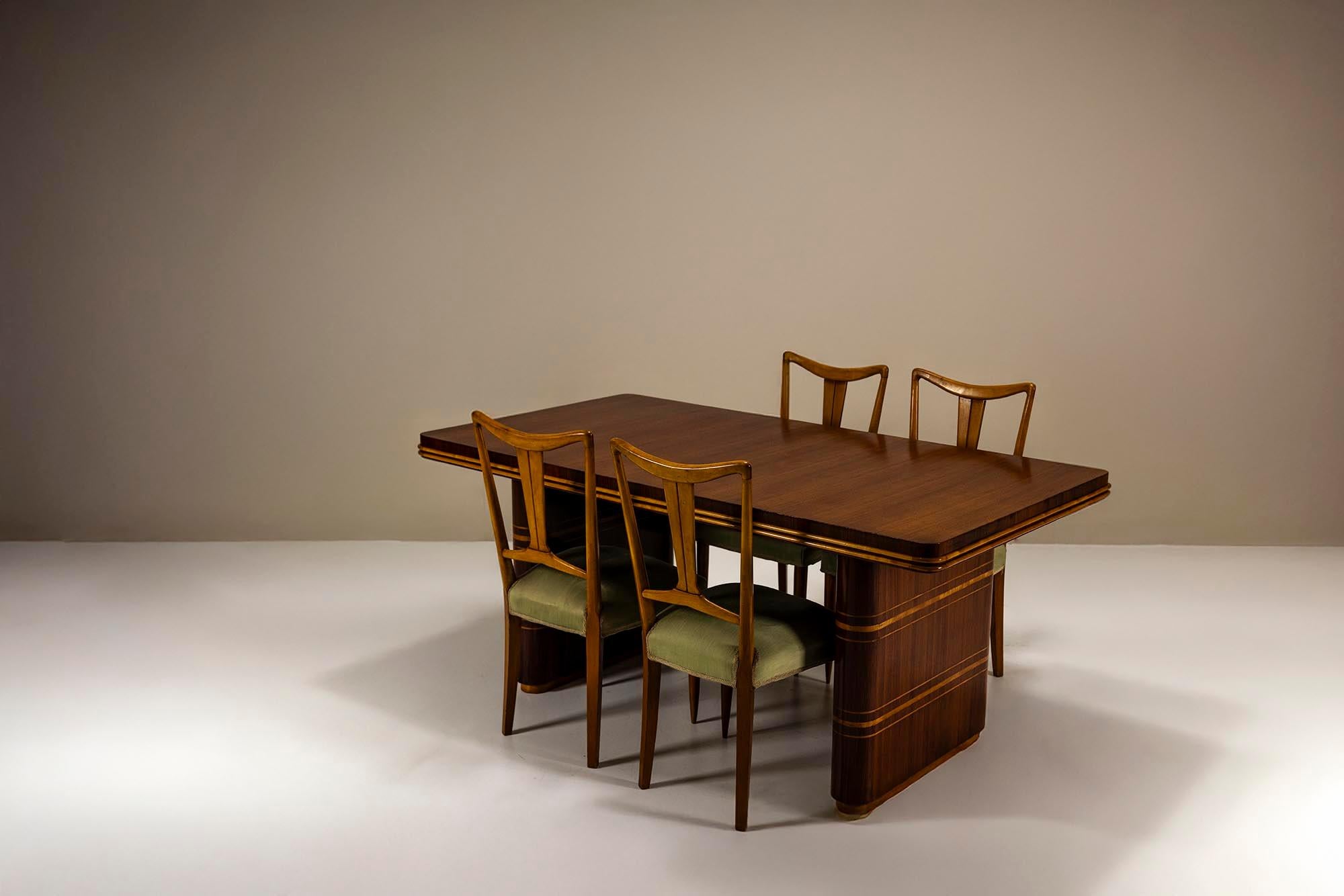 italien Table de salle à manger en placage de bois de rose et détails en érable attribués à Osvaldo Borsani en vente