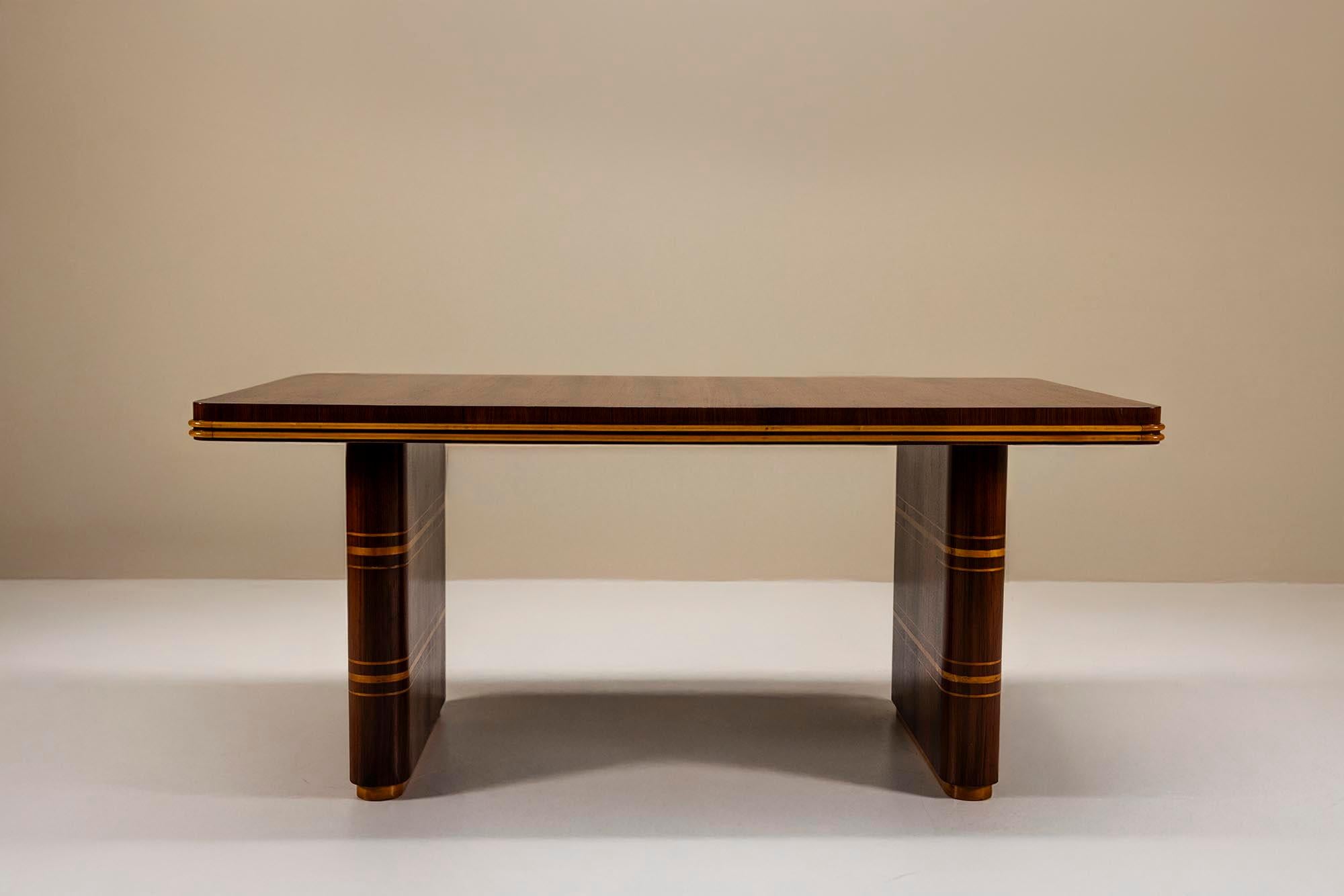 Table de salle à manger en placage de bois de rose et détails en érable attribués à Osvaldo Borsani Bon état - En vente à Hellouw, NL