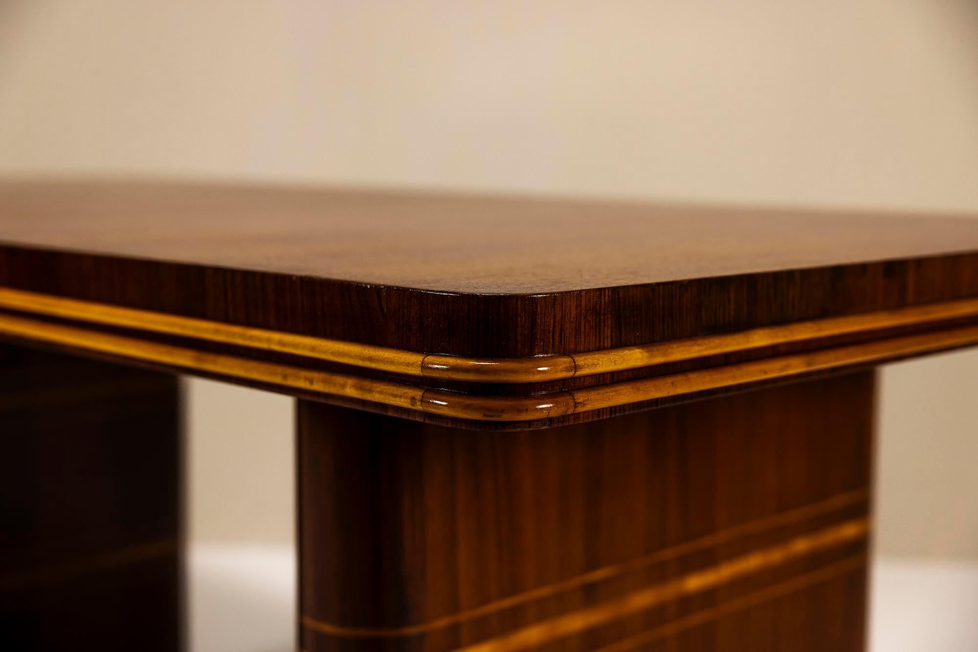 Milieu du XXe siècle Table de salle à manger en placage de bois de rose et détails en érable attribués à Osvaldo Borsani en vente