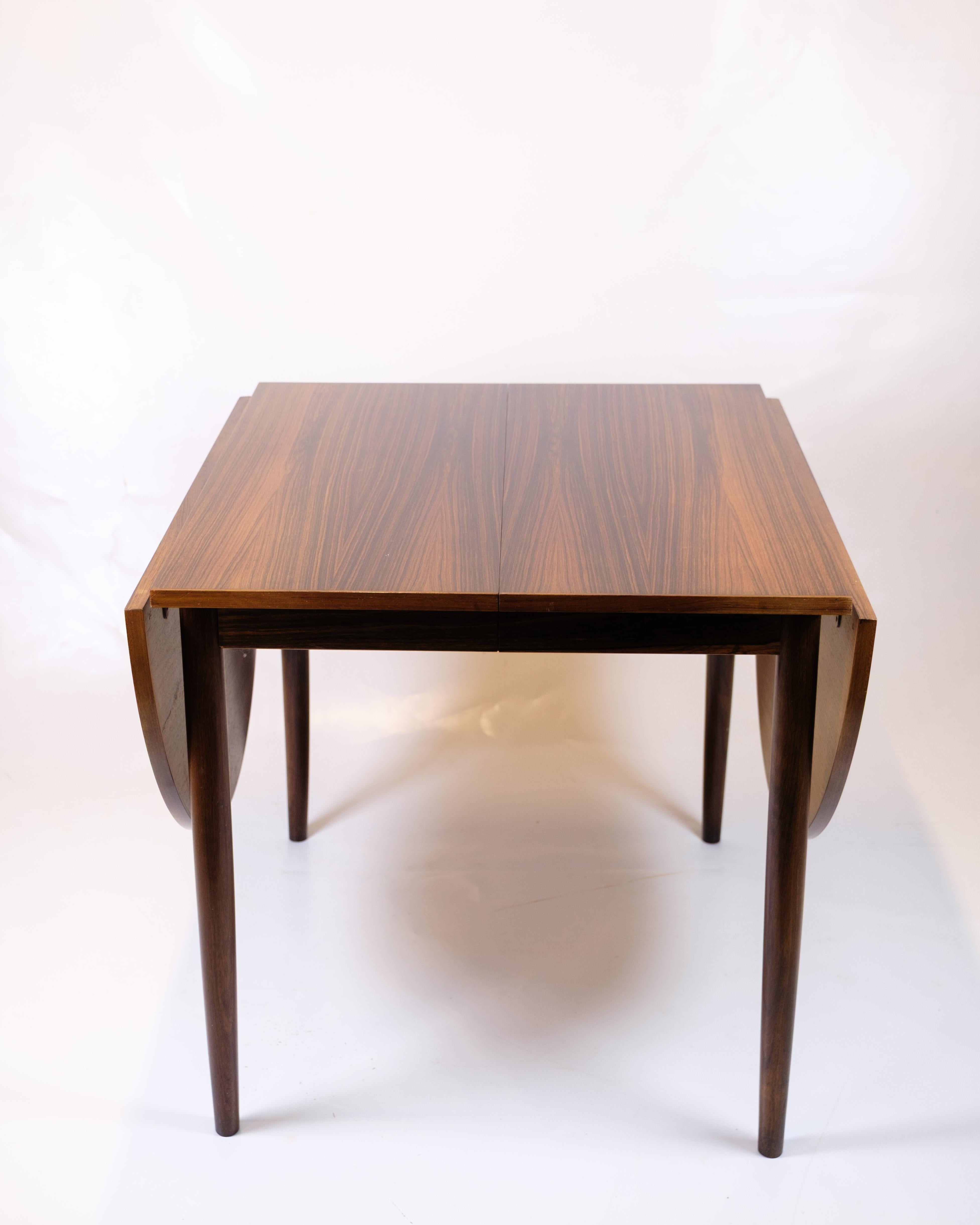 Mesa de comedor Arne Vodder de palisandro de los años 60. Con solapas y 2 hojas extensibles de 47 cm. Diseño clásico danés en ejecución exclusiva.

- Diseñador: Arne Vodder
- Periodo: 1960s
- Material: Palo de rosa
- Función: Mesa con solapas 2