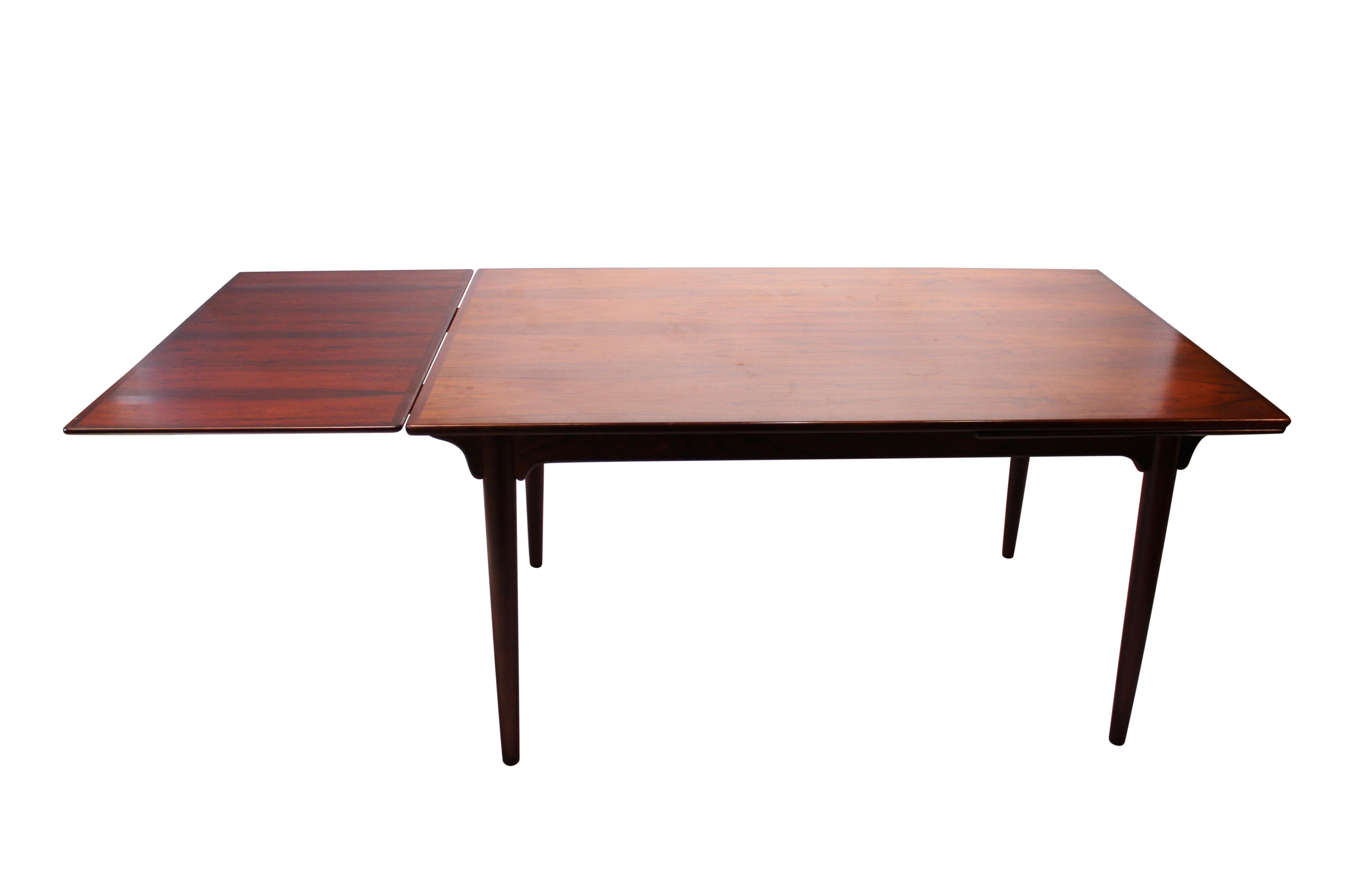 Dining table in rosewood with Dutch leaves designed by Omann Junior in the 1960s. The table is in great vintage condition.