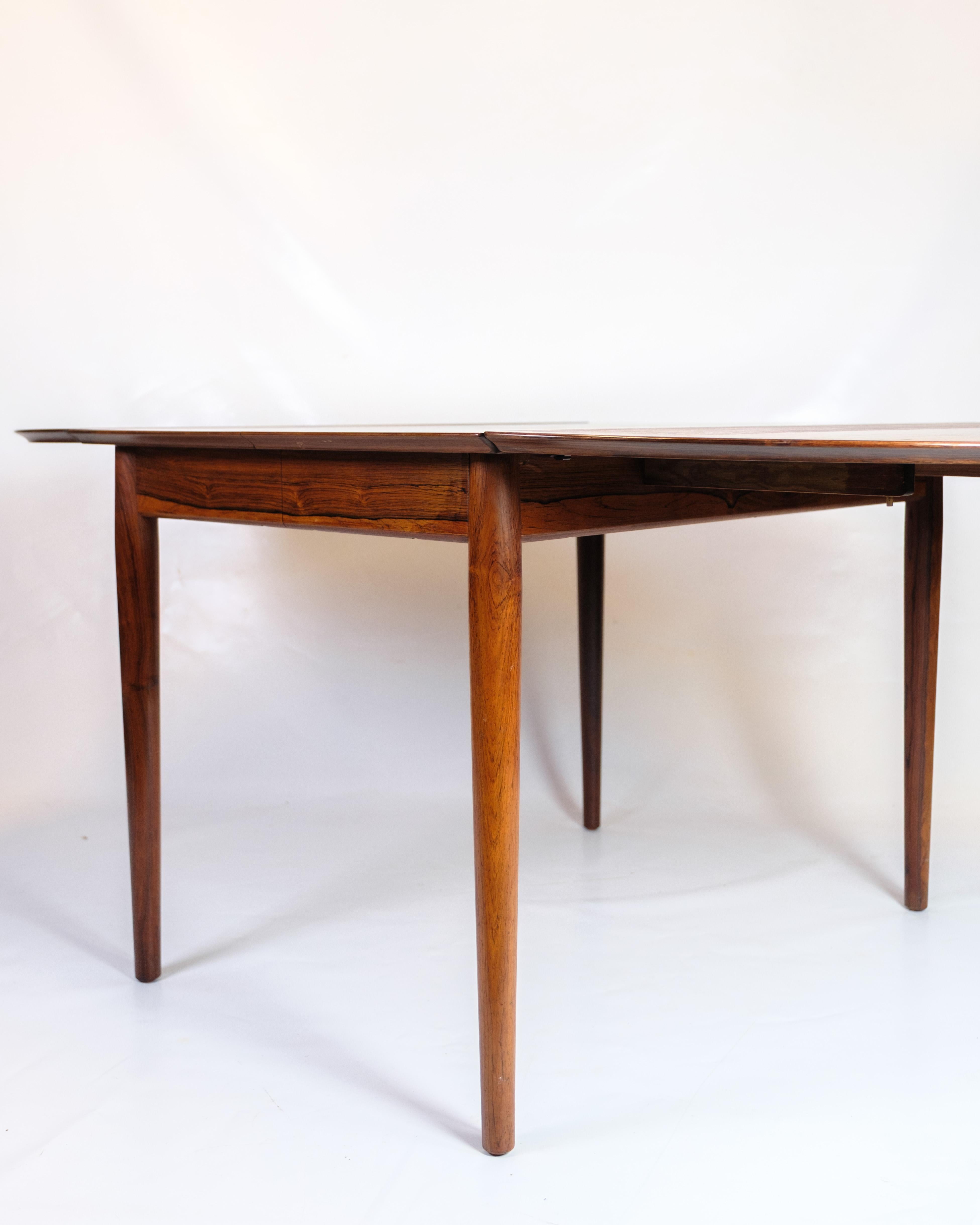 Esstisch mit Klappen und Auszug aus Palisanderholz, entworfen von Arne Vodder, um 1960. Dänisches Design mit 2 Erweiterungsflügeln.

MATERIAL: Palisanderholz
Designer: Arne Vodder
Hersteller: Dänisch
Zeitraum: Circa 1960er Jahre
Abmessungen: H: 72,5