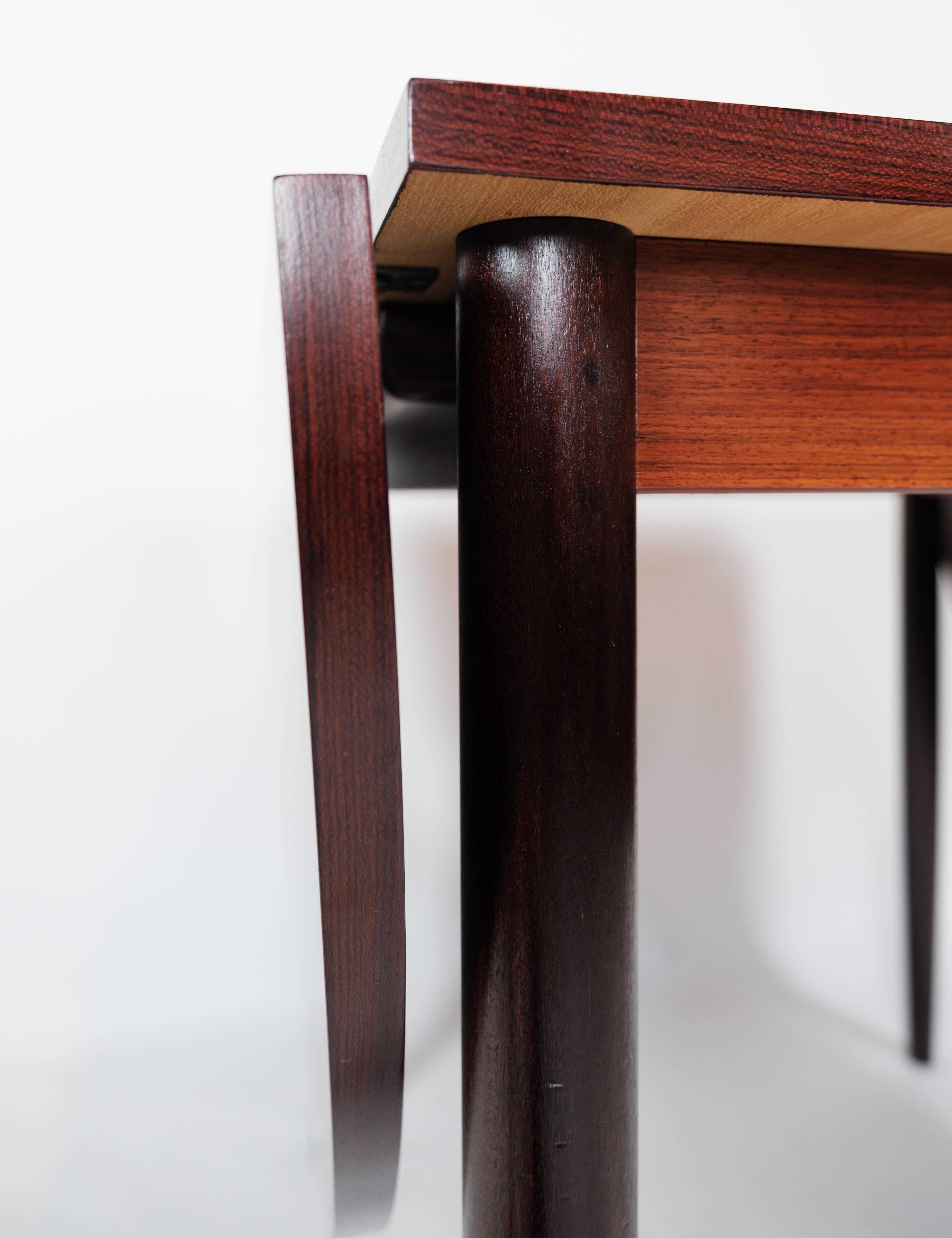 This exquisite dining table, designed by the renowned Arne Vodder in the 1960s, exemplifies the elegance and craftsmanship of Danish design. Crafted from luxurious rosewood, the table exudes sophistication and timeless allure.

Featuring convenient