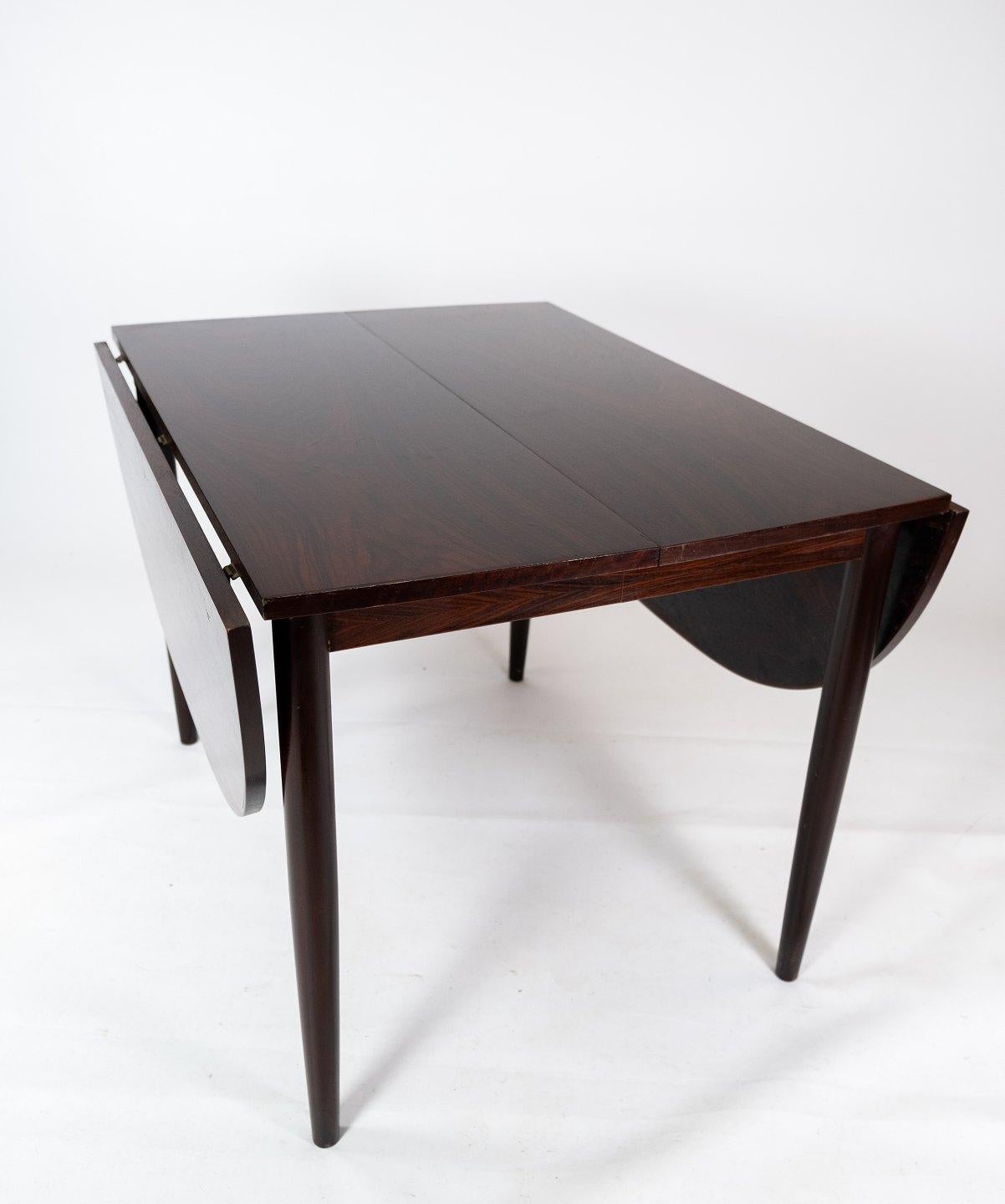 Dieser von Arne Vodder in den 1960er Jahren entworfene Esstisch aus Palisanderholz verkörpert die Eleganz und Handwerkskunst, die für das dänische Design der Mitte des Jahrhunderts charakteristisch sind.

Dieser Tisch ist aus luxuriösem