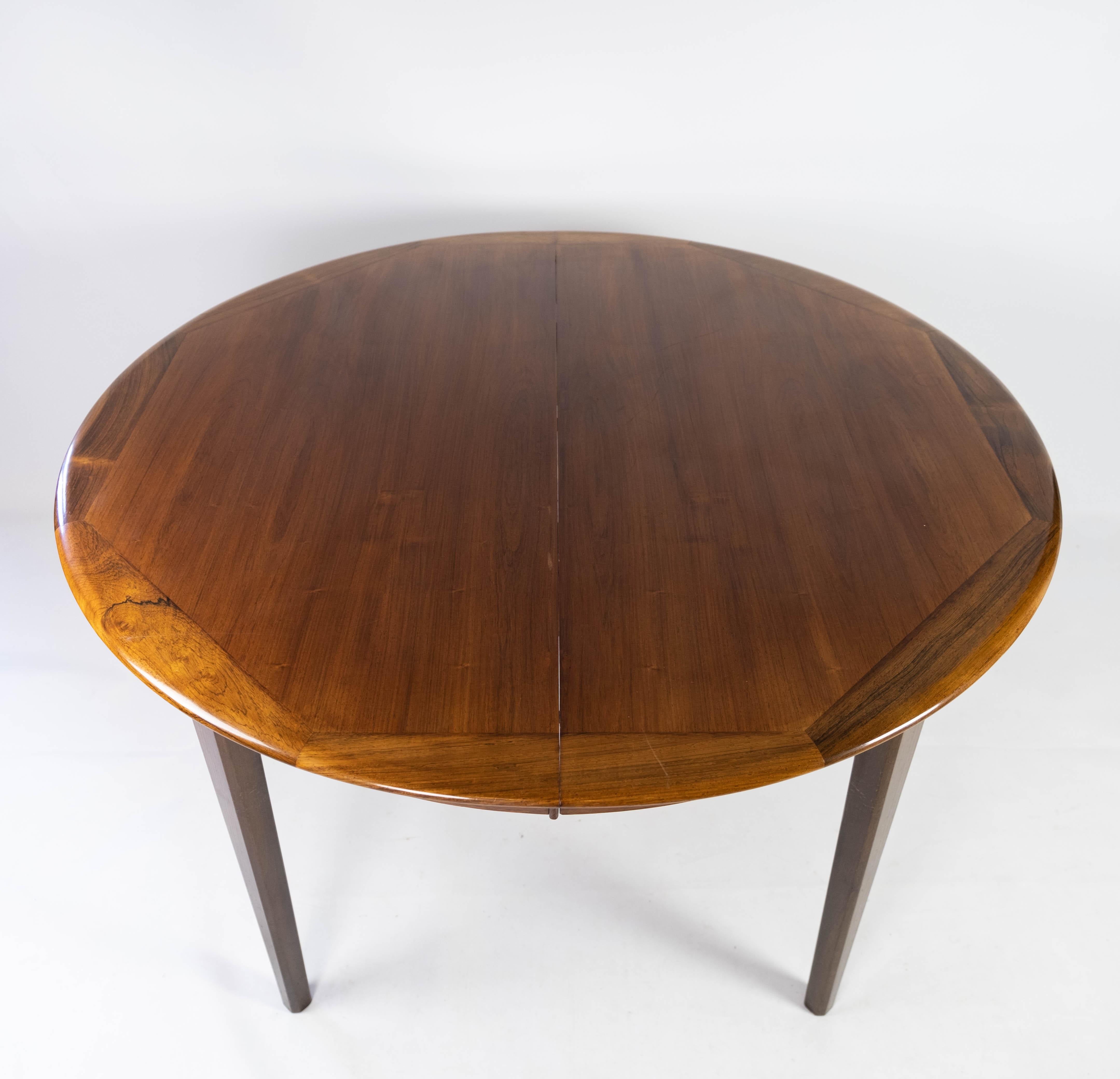 Cette table de salle à manger, fabriquée dans un luxueux bois de rose, incarne l'élégance et la fonctionnalité du design danois des années 1960. Ses lignes épurées et sa silhouette minimaliste reflètent l'esthétique moderne de l'époque, tandis que