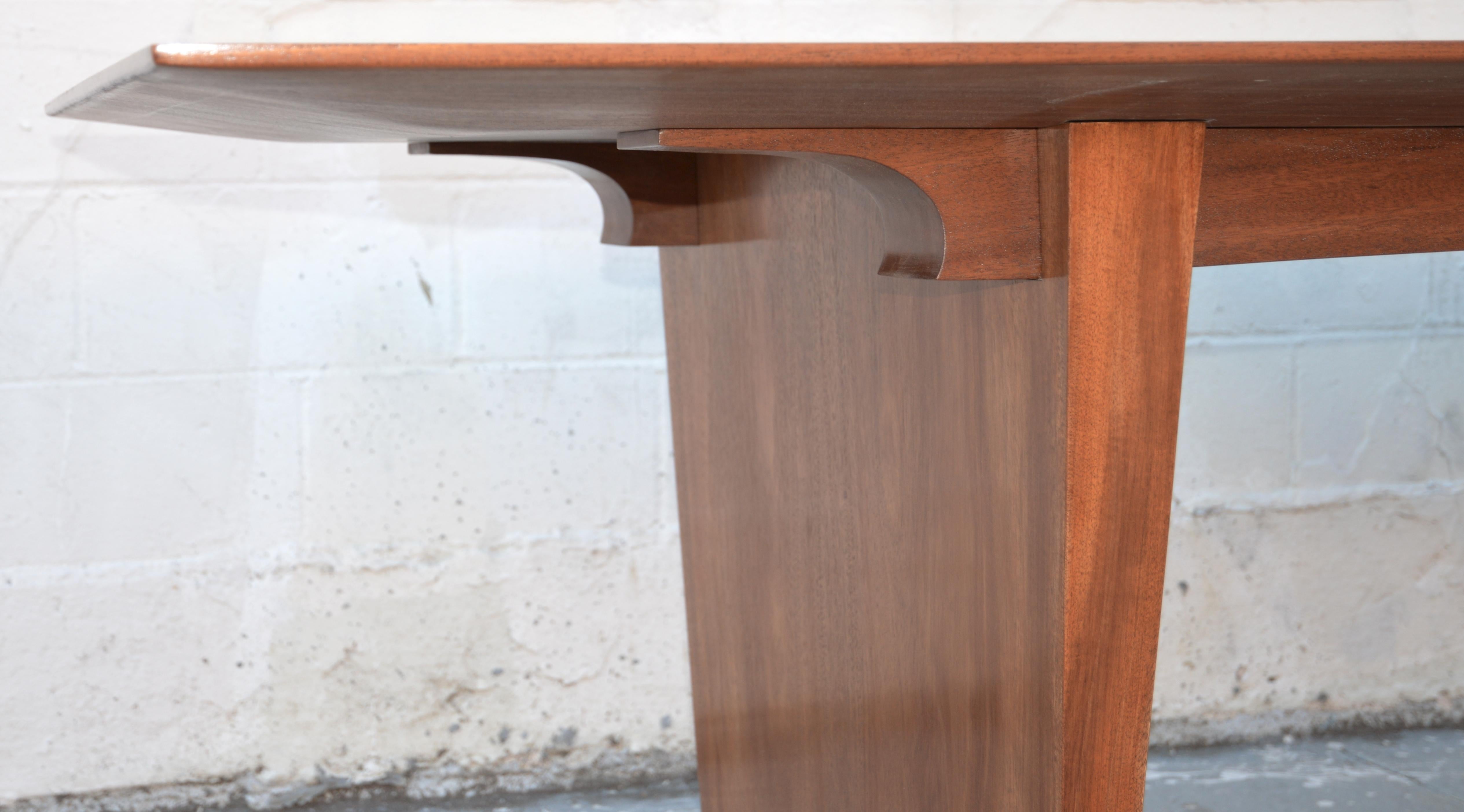 Table de salle à manger en acajou massif assorti, fabriquée sur mesure par Petersen Antiques en vente 1