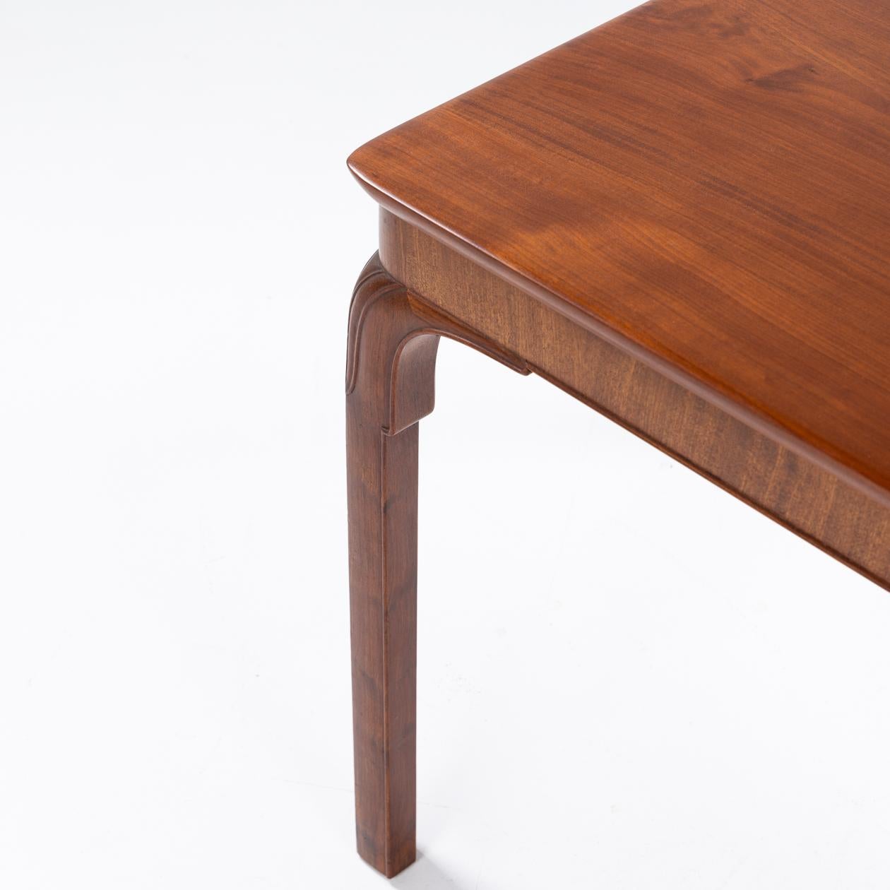 Scandinavian Modern Dining table in solid mahogany by Frits Henningsen For Sale