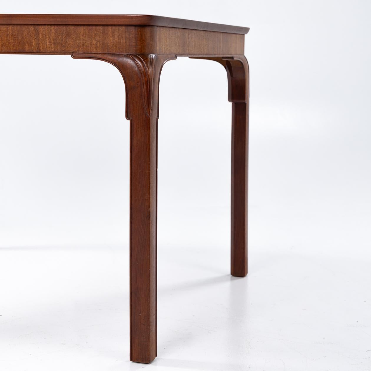 Danish Dining table in solid mahogany by Frits Henningsen For Sale