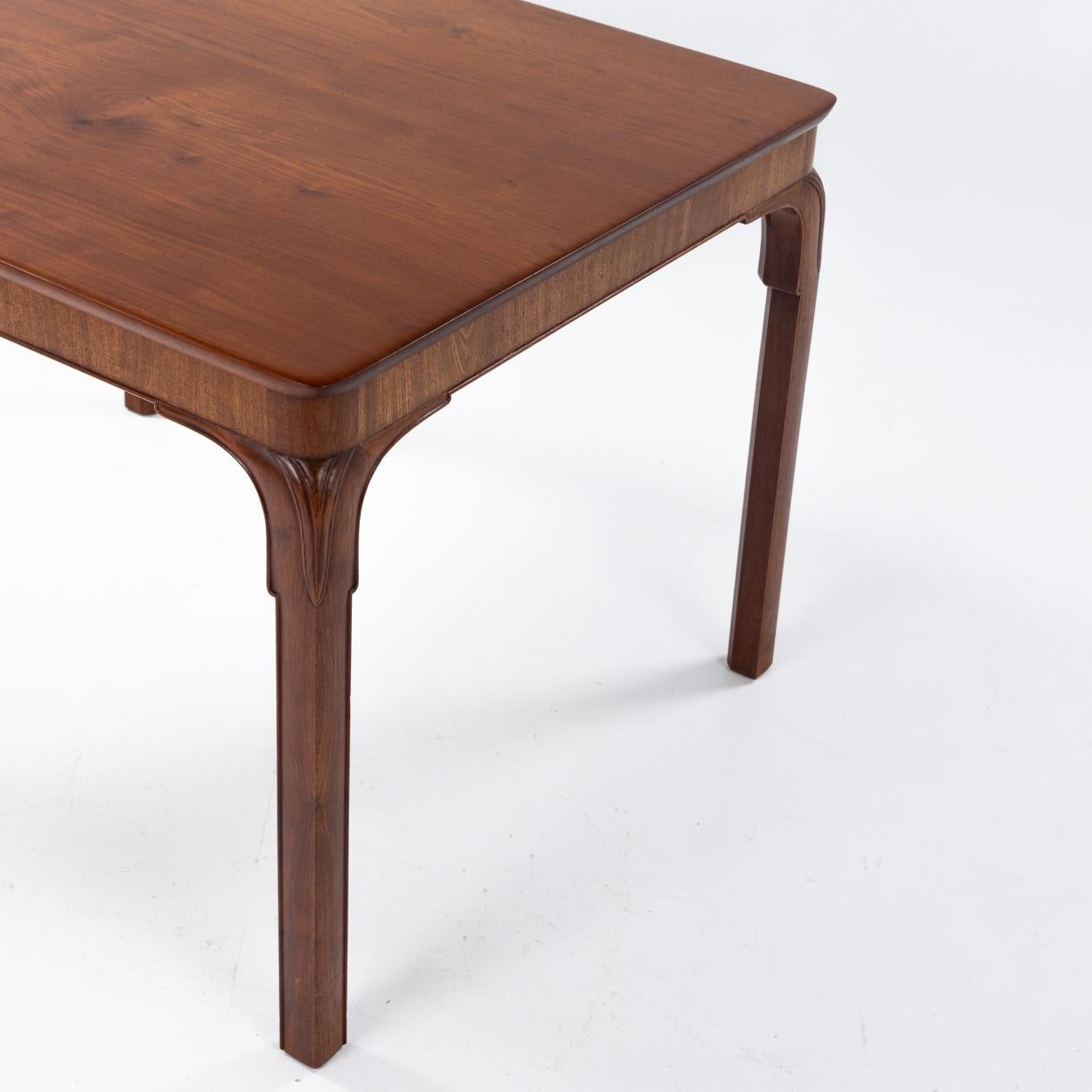 Patinated Dining table in solid mahogany by Frits Henningsen For Sale