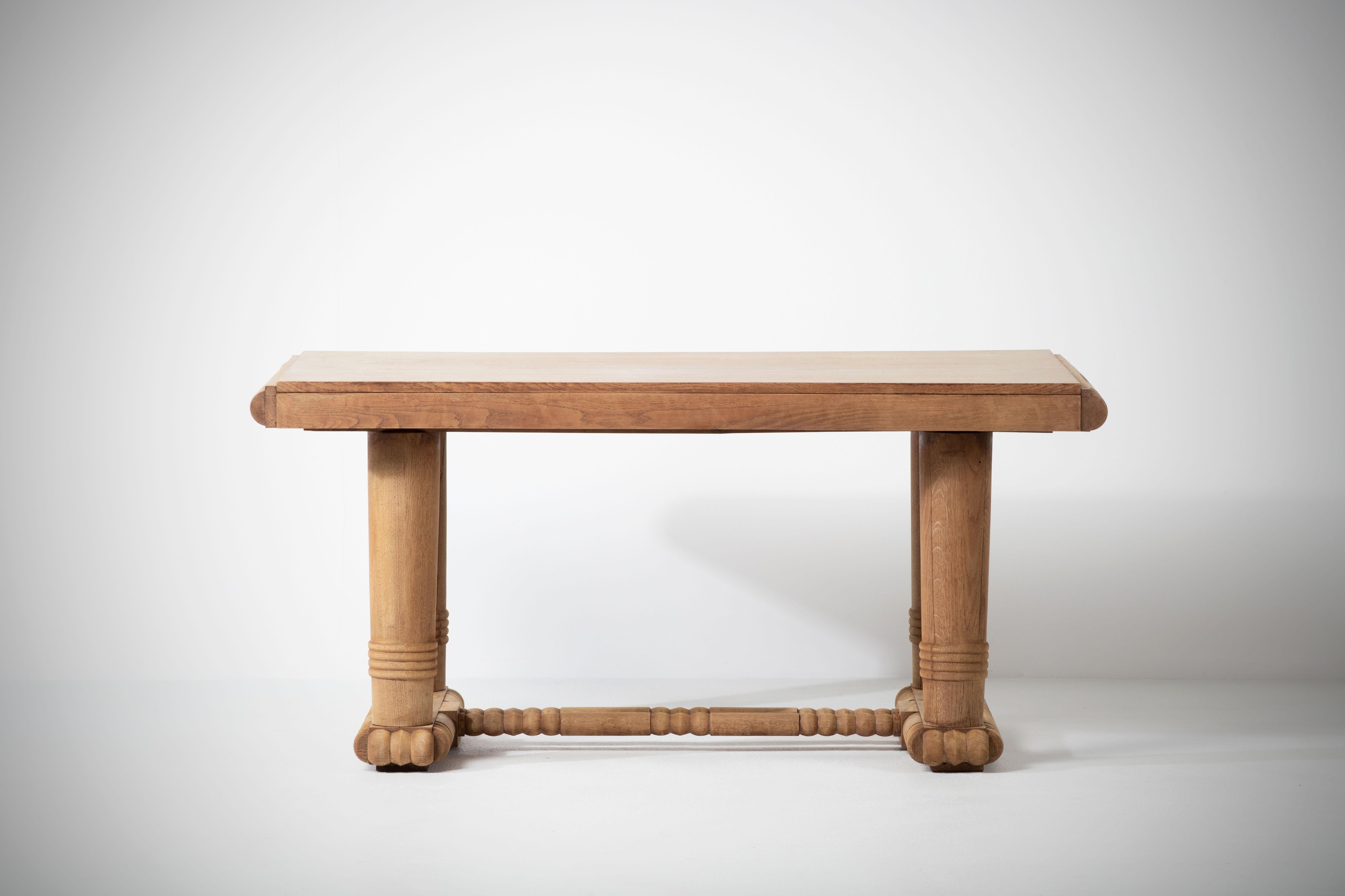 Ausziehbarer Esstisch, entworfen in den 1940er Jahren in Frankreich. 
Die Beine dieses Tisches sind schön geformt und zeigen schöne organische Formen. Die Platte ist rechteckig und bietet Platz für zwei ausziehbare Blätter, 34 cm (nicht im