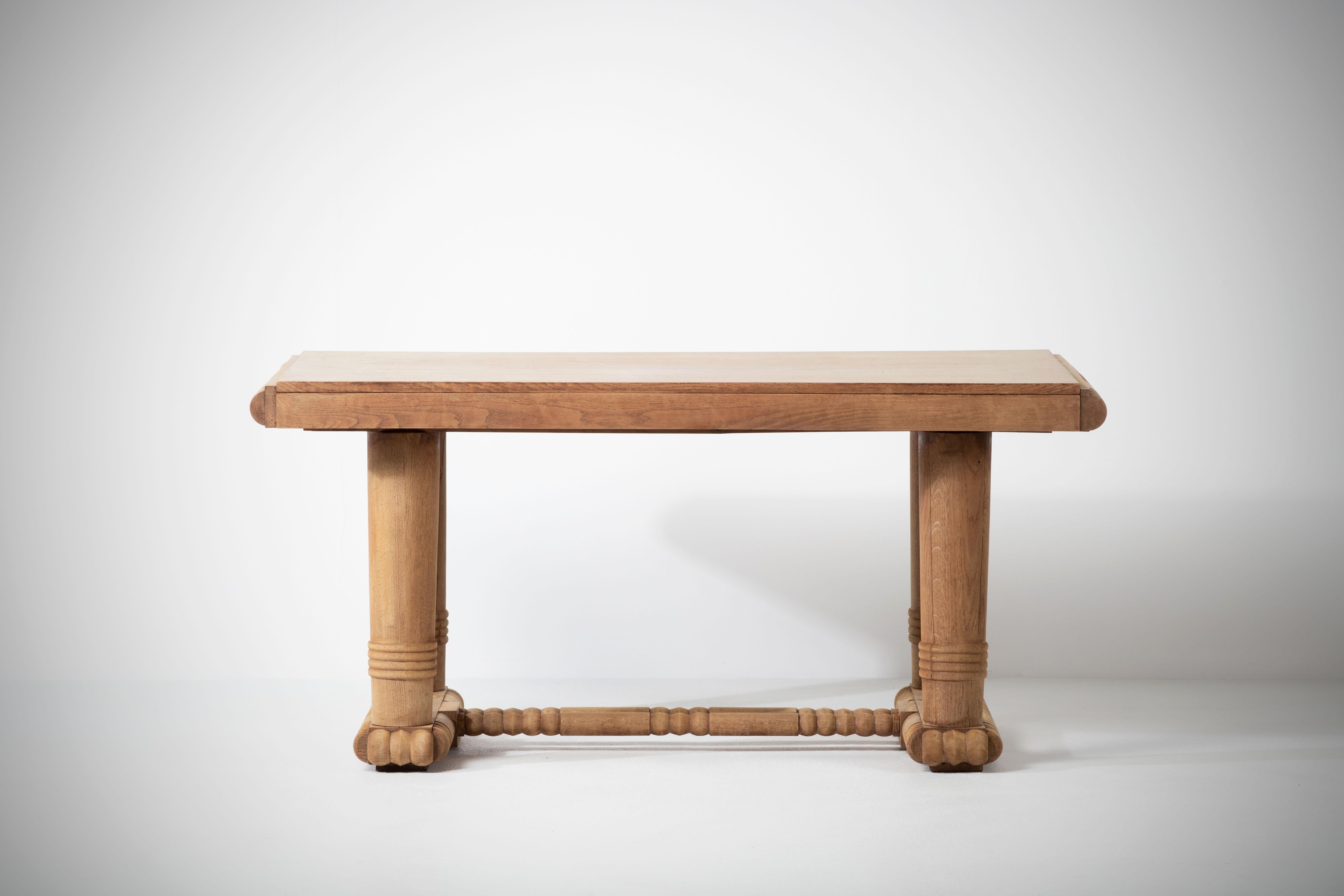Mesa de comedor extensible diseñada en los años 40 en Francia. 
Las patas de esta mesa están bellamente moldeadas y muestran bonitas formas orgánicas. La encimera es rectangular con dos espacios para hojas extensibles, de 34 cm (no incluidas). 
La