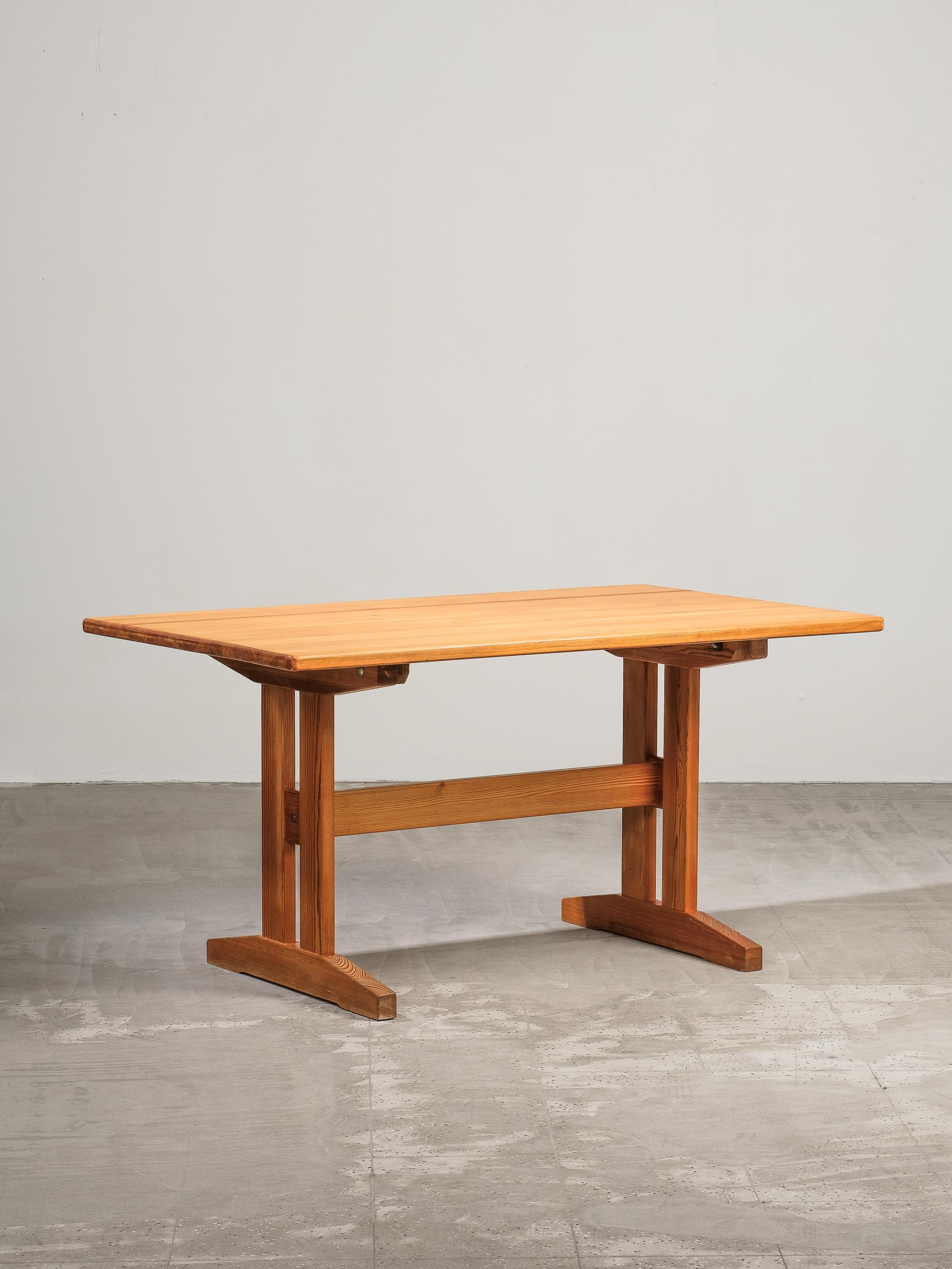 Mesa de comedor de pino macizo escandinavo. Diseñado por Erik Wørts para Ikea, años setenta. Fabricado en Suecia, gran estado original con pátina.

Se desmontará para un envío fácil y seguro.