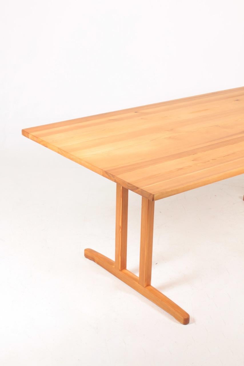 Danois Table de salle à manger en pin scandinave massif par Sborg Furniture, années 1960 en vente