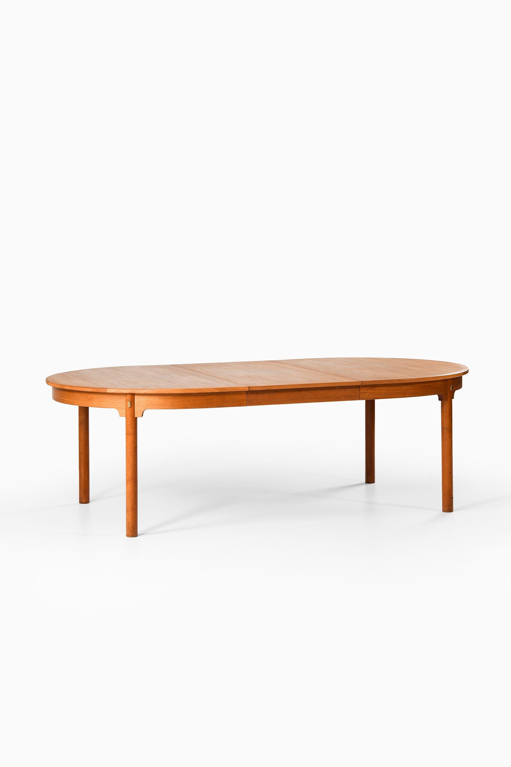 Dining Table in Teak and Brass by Børge Mogensen, 1959

Additional Information:
Material: Teak and brass
Style: Mid century, Scandinavian
Rare dining table model Öresund
Produced by Karl Andersson & Söner in Sweden
Dimensions (W x D x H): 170 [230]