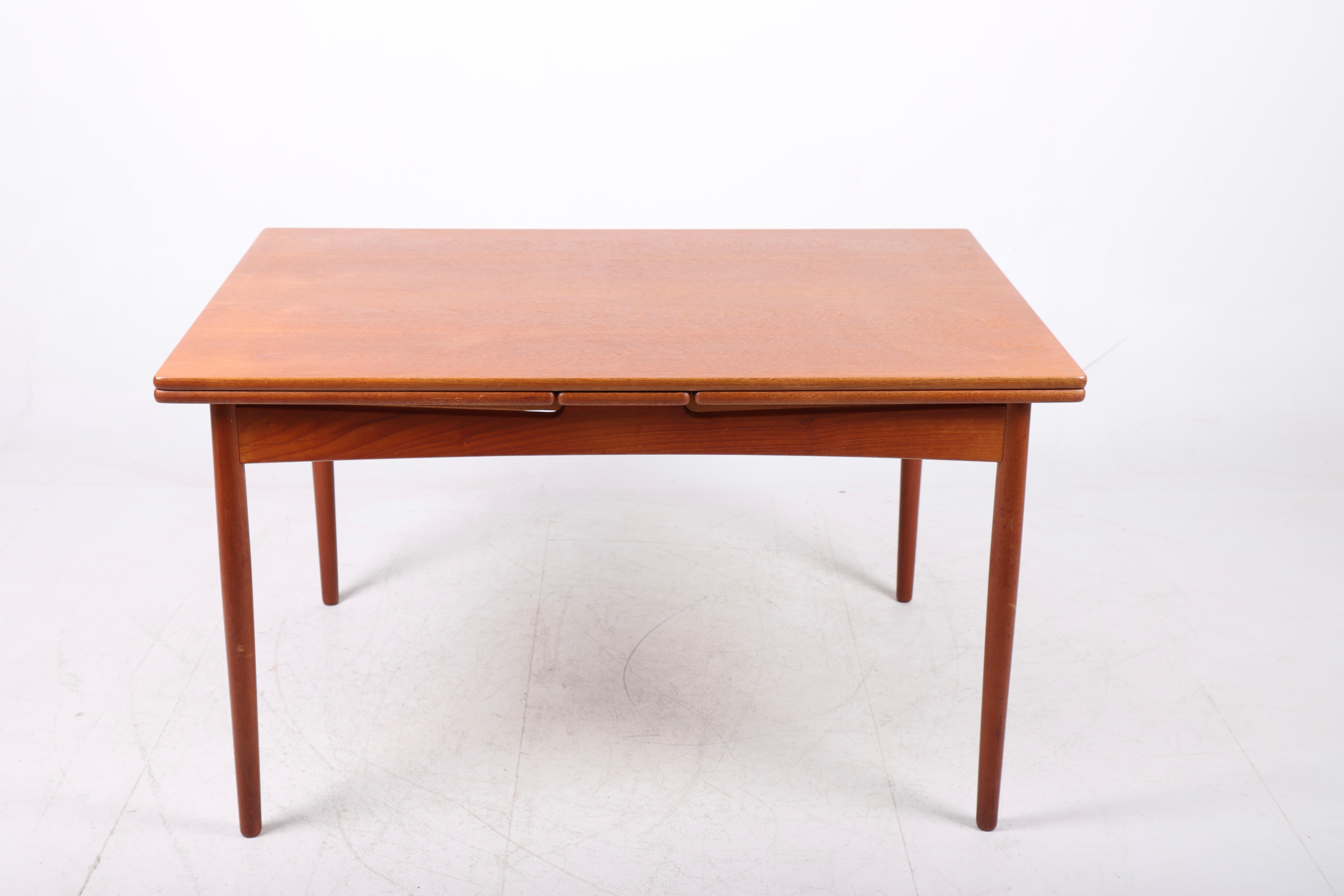 Table de salle à manger avec deux feuilles en teck patiné, conçue par Maa. Hans J. Wegner . La table est fabriquée par Willy Beck dans les années 1960. Excellent état d'origine. La longueur est de 130 cm et 240 cm en extension.