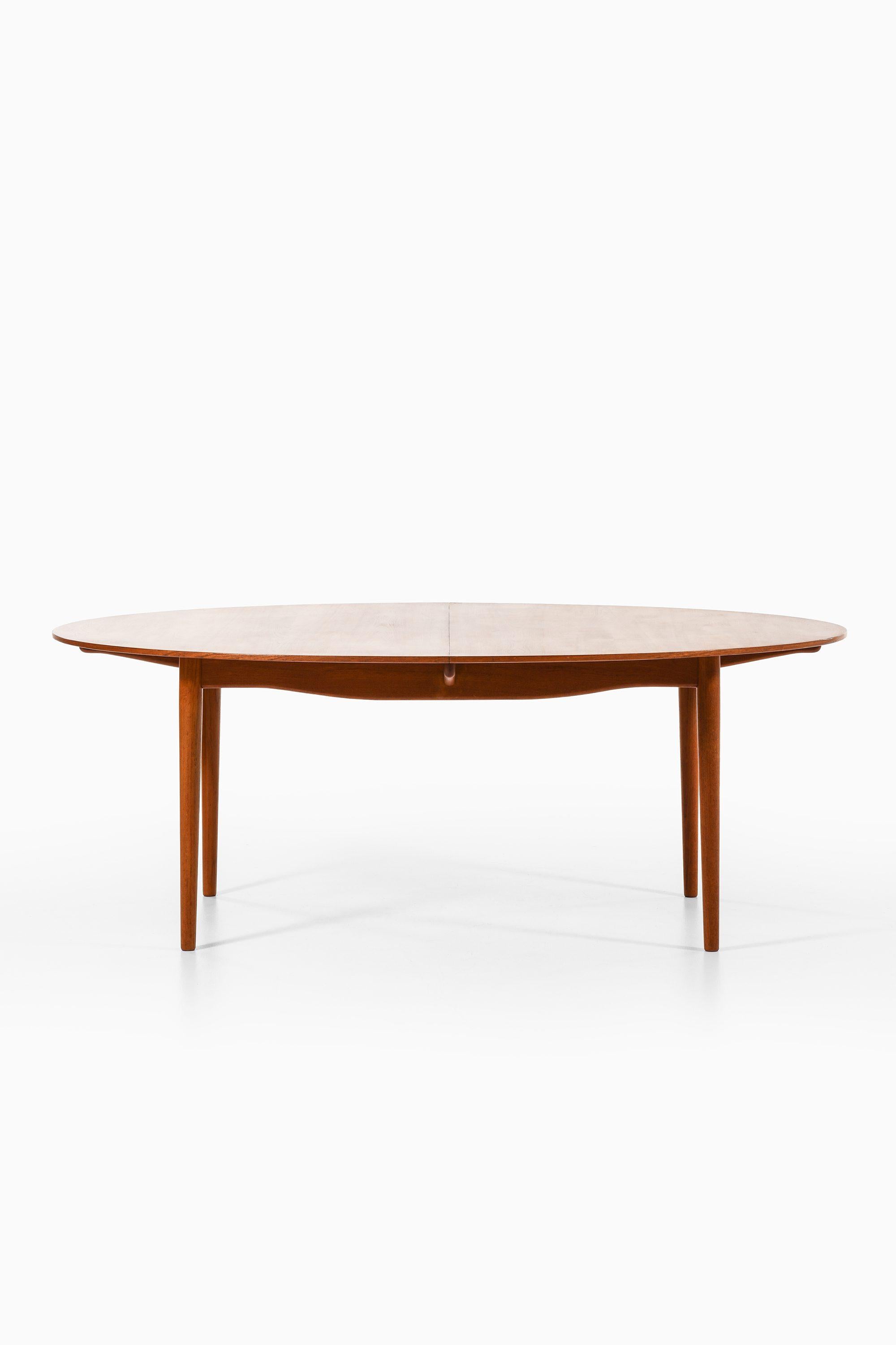 Tavolo da pranzo in teak di Finn Juhls, anni '50

Informazioni aggiuntive:
Materiale: Teak
Stile: Metà secolo, Scandinavo
Raro tavolo da pranzo modello Judas
Prodotto dall'ebanista Niels Vodder in Danimarca
Dimensioni (L x P x H): 200 [310] x 140 x