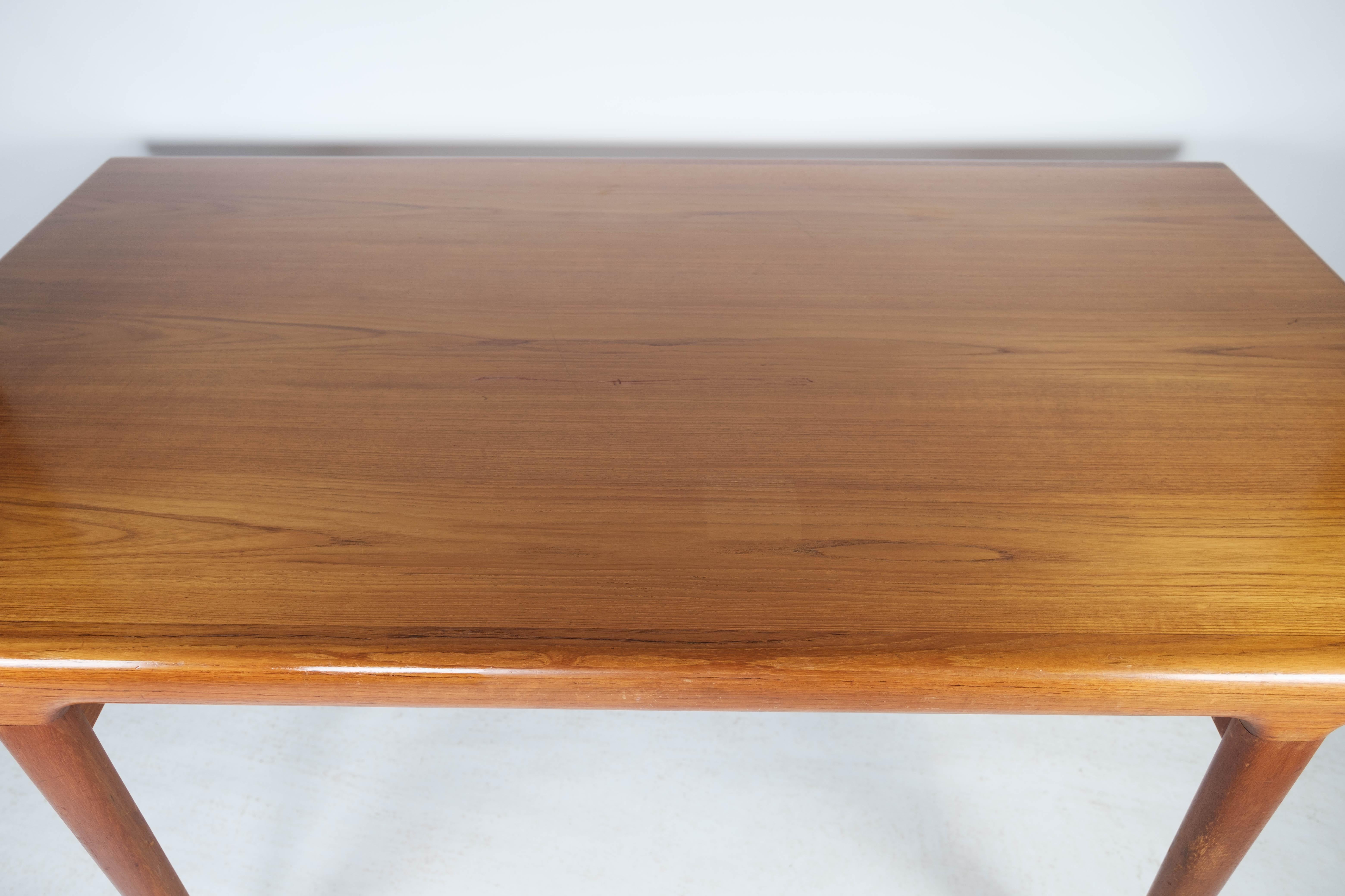 Dining table in teak designed by Johannes Andersen and manufactured by Silkeborg Furniture in the 1960s. The table is in great vintage condition.
  