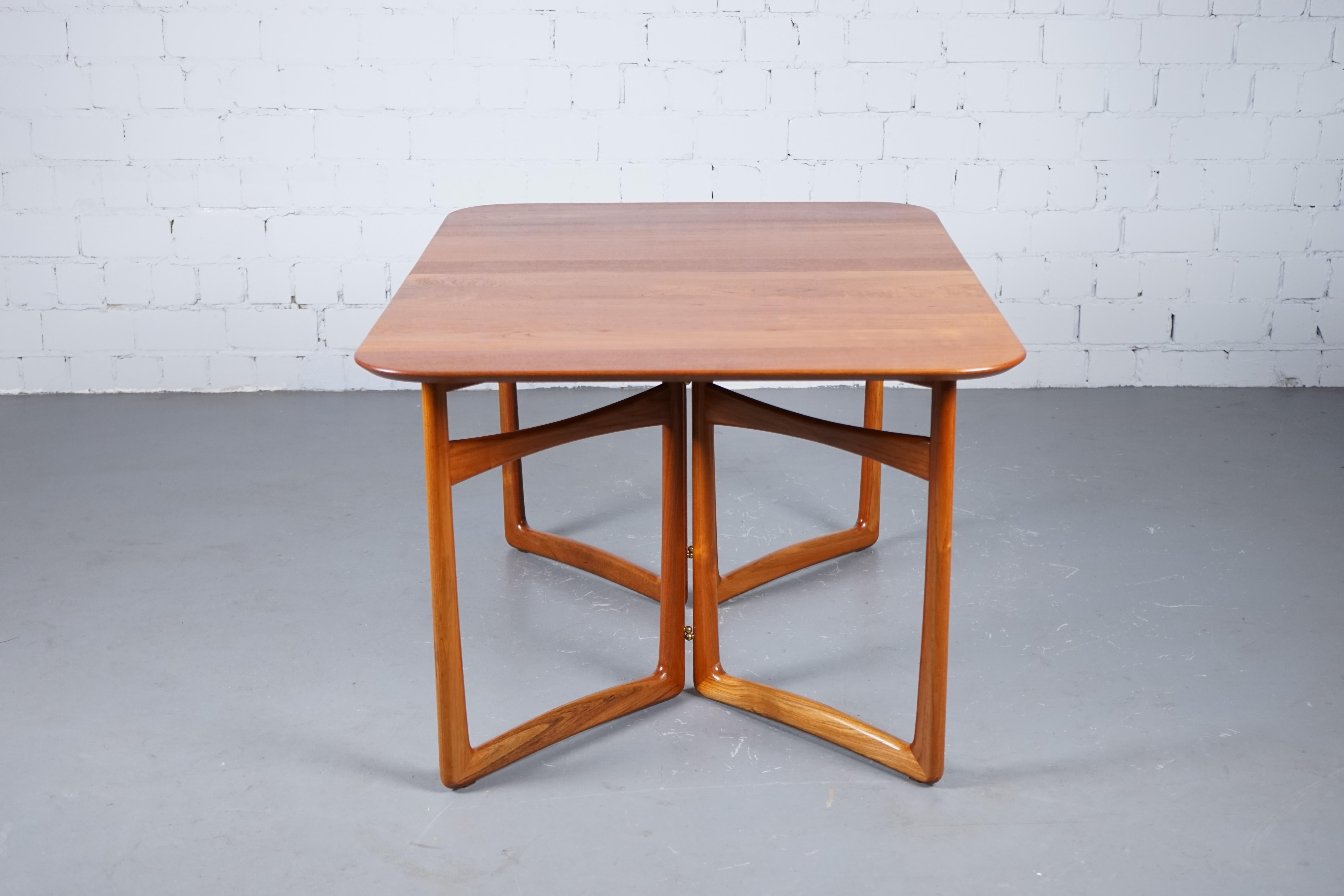 Mid-Century Modern Dining Table in Teak by Peter Hvidt & Orla Mølgaard-Nielsen for France & Søn  For Sale