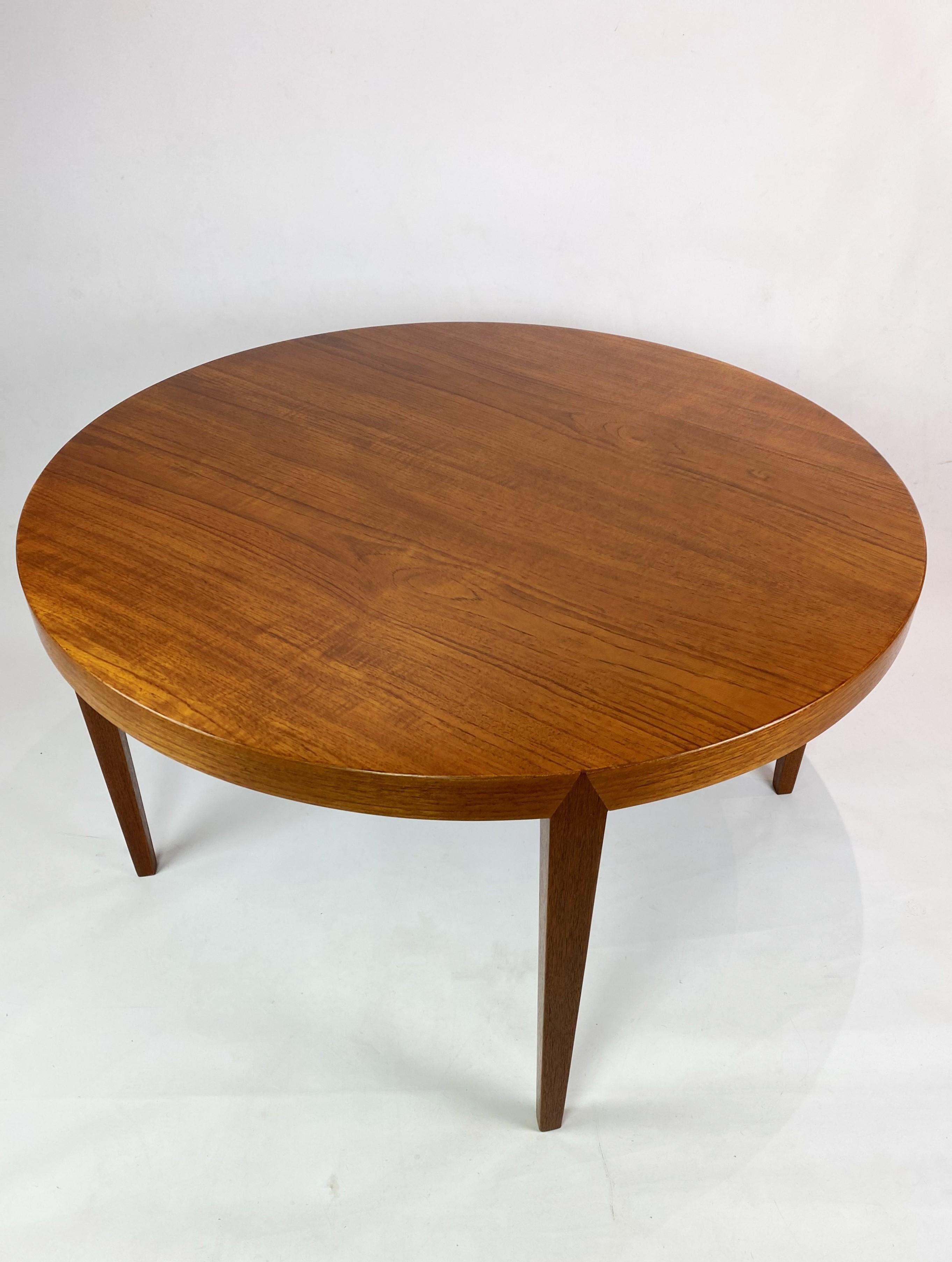 La table basse, fabriquée en teck, conçue par Severin Hansen et fabriquée par Haslev Furniture dans les années 1960, est un exemple typique du design danois du milieu du siècle.

Façonnée en teck, un bois apprécié pour ses teintes chaudes et sa