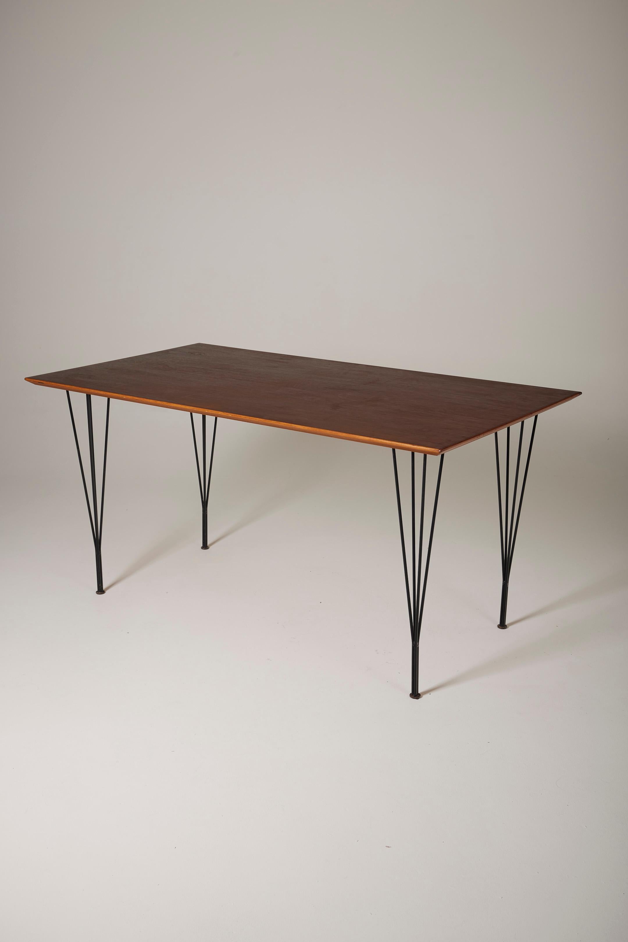 Table de salle à manger danoise des années 1960 composée d'un plateau en teck et de pieds tubulaires noirs. Très bon état.
DV680