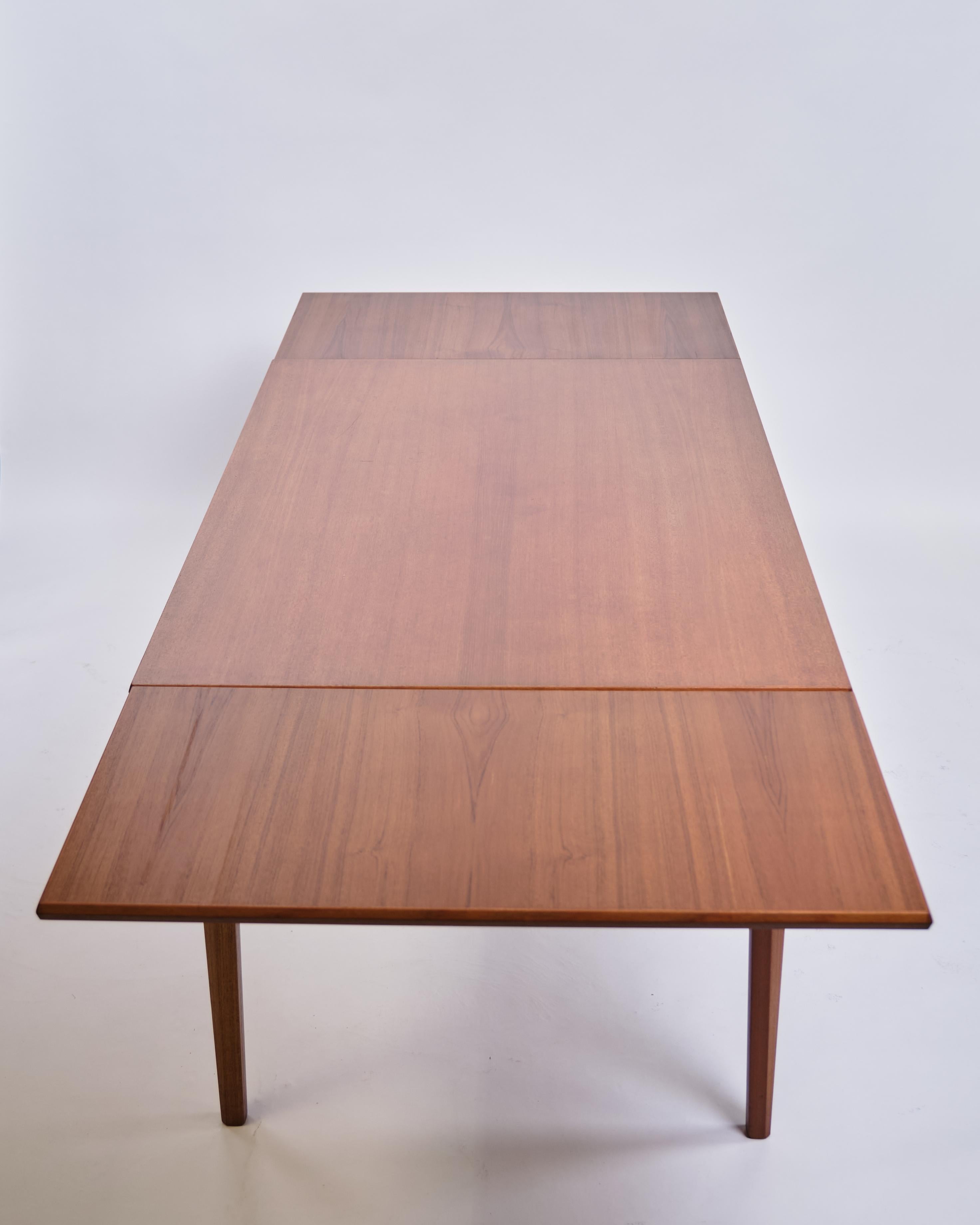 Danish teak dining table from 1960. Dutch extension with 2 additional leaves of 50 cm. H: 73.5 cm, W: 140 cm, D: 90 cm. Classic Danish joinery.

— Origin: Denmark
— Producer: Danish master cabinetmaker
— Period: 1960
— Material: Teak
— Details: