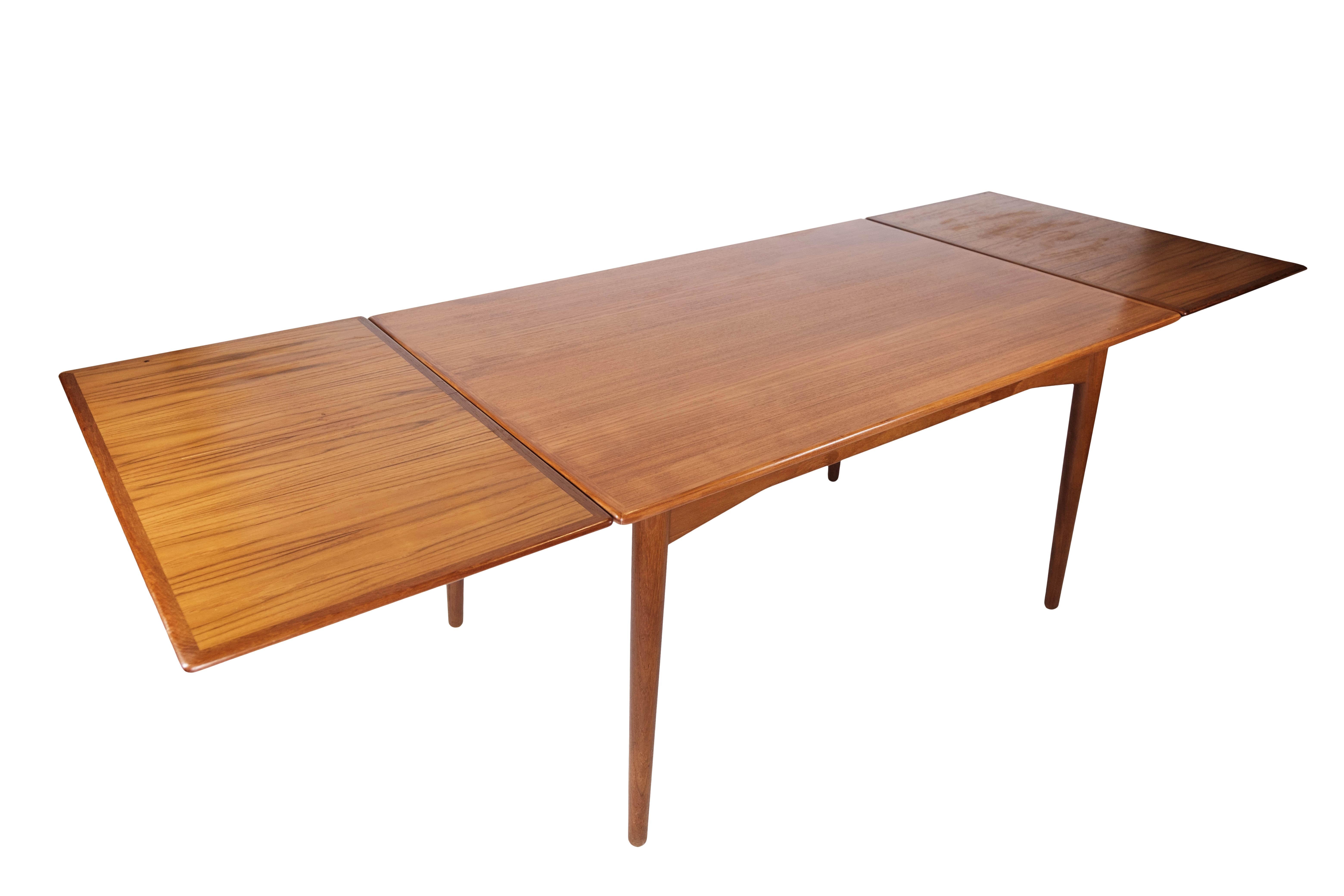 Dining table in teak with extensions of Danish design from the 1960s. The table is in great vintage condition. 
The extensions are each 51 cm.