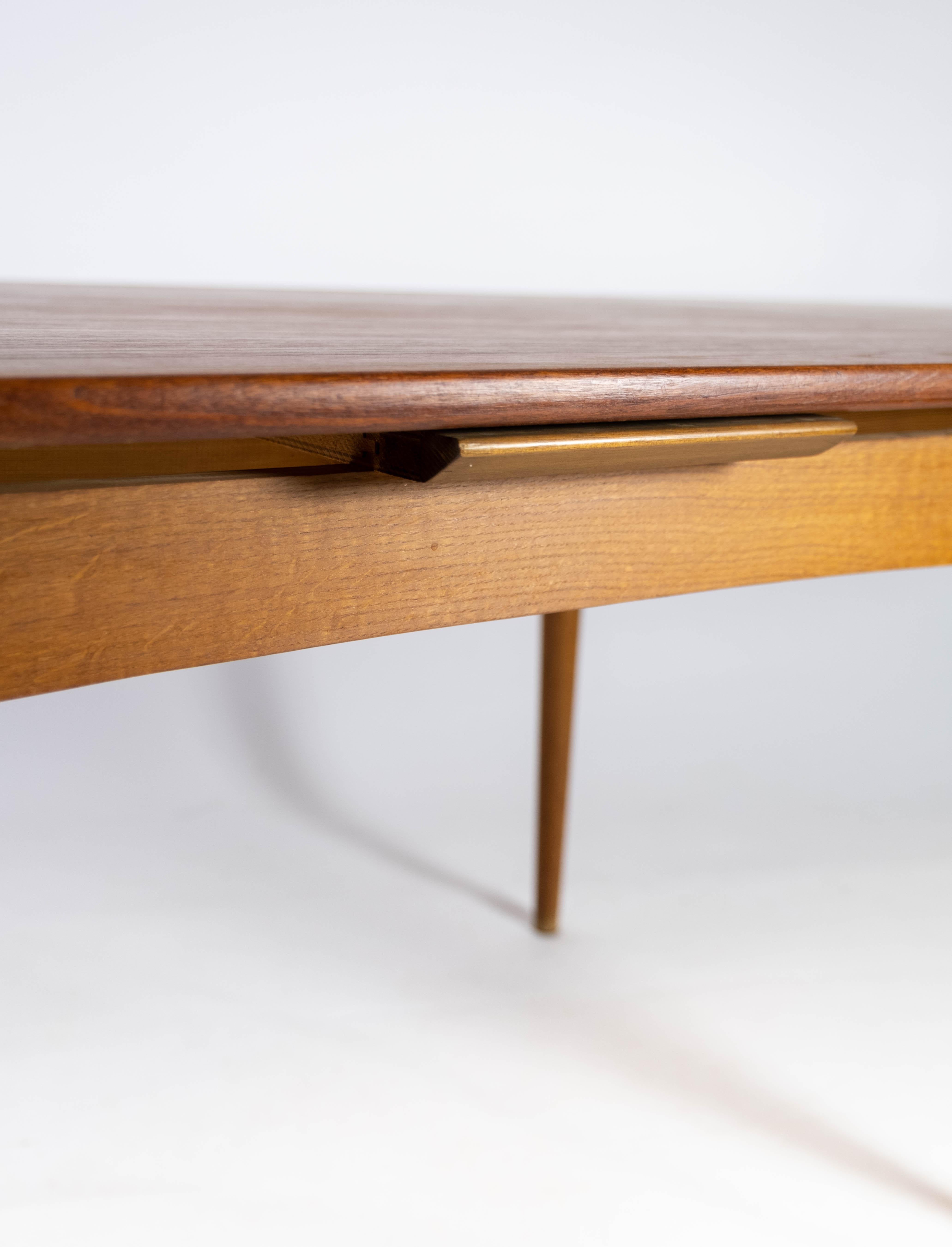 Table de salle à manger en teck avec rallonges et pieds en Oak des années 1960 en vente 4