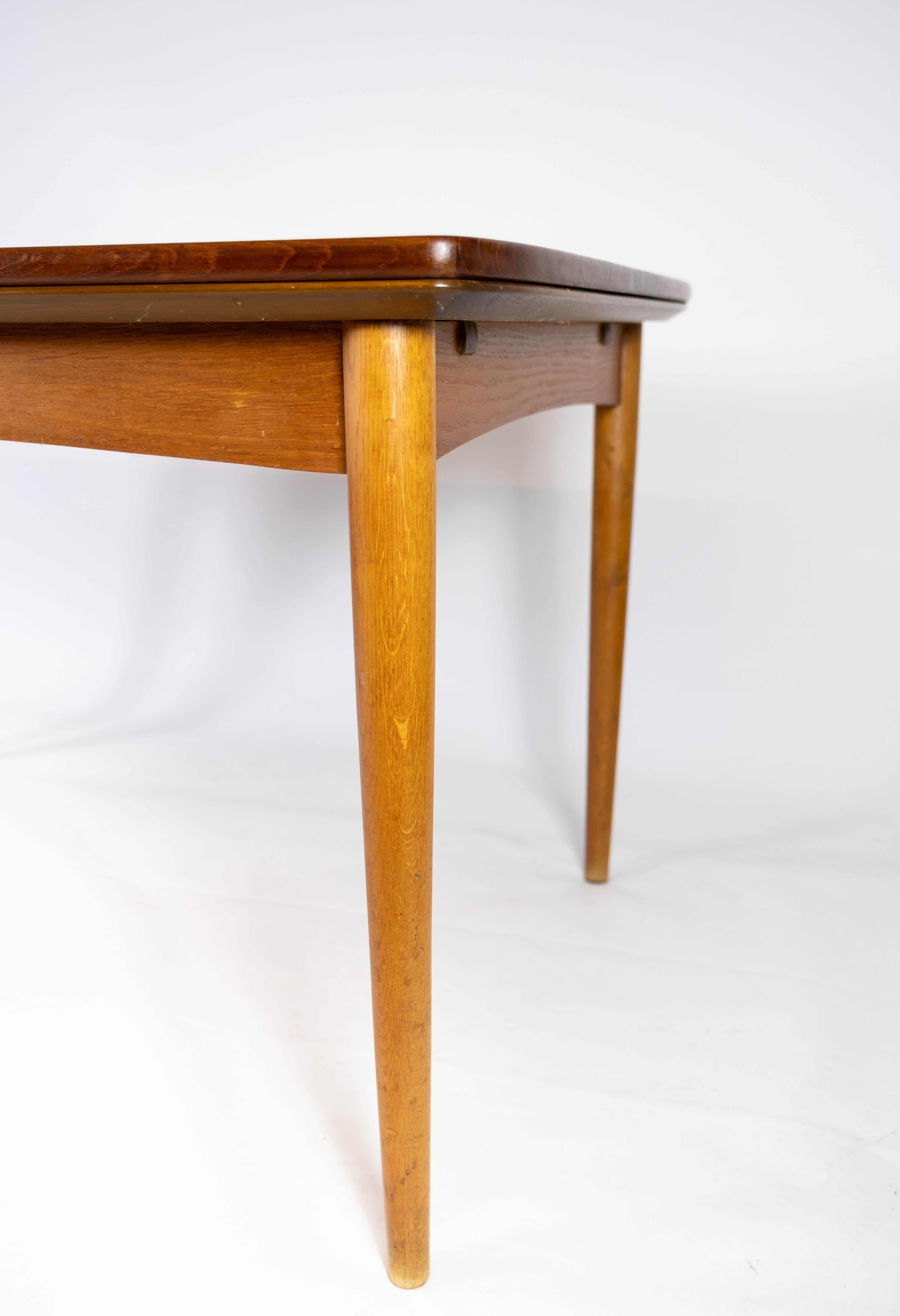 Chêne Table de salle à manger en teck avec rallonges et pieds en Oak des années 1960 en vente