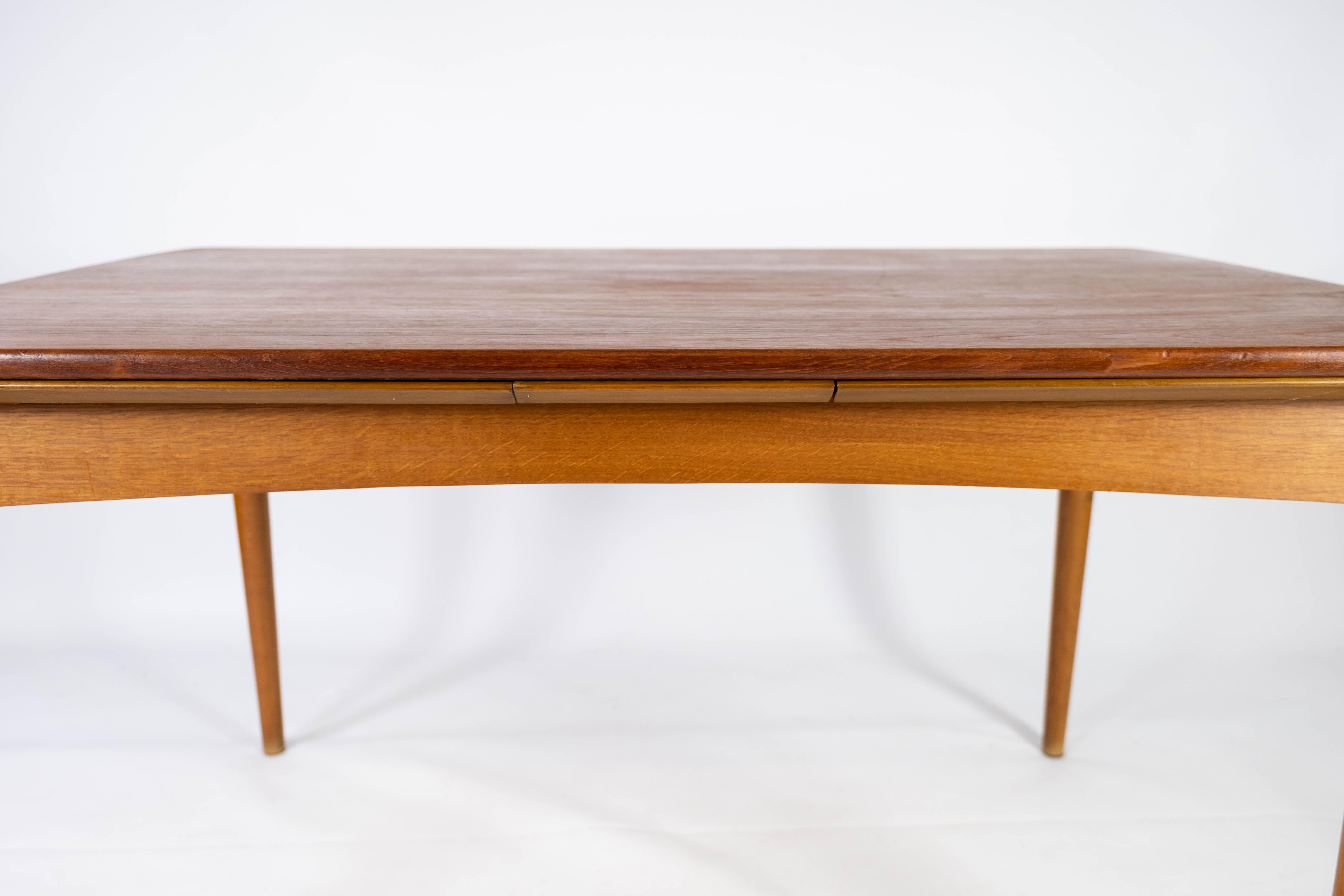 Table de salle à manger en teck avec rallonges et pieds en Oak des années 1960 en vente 1