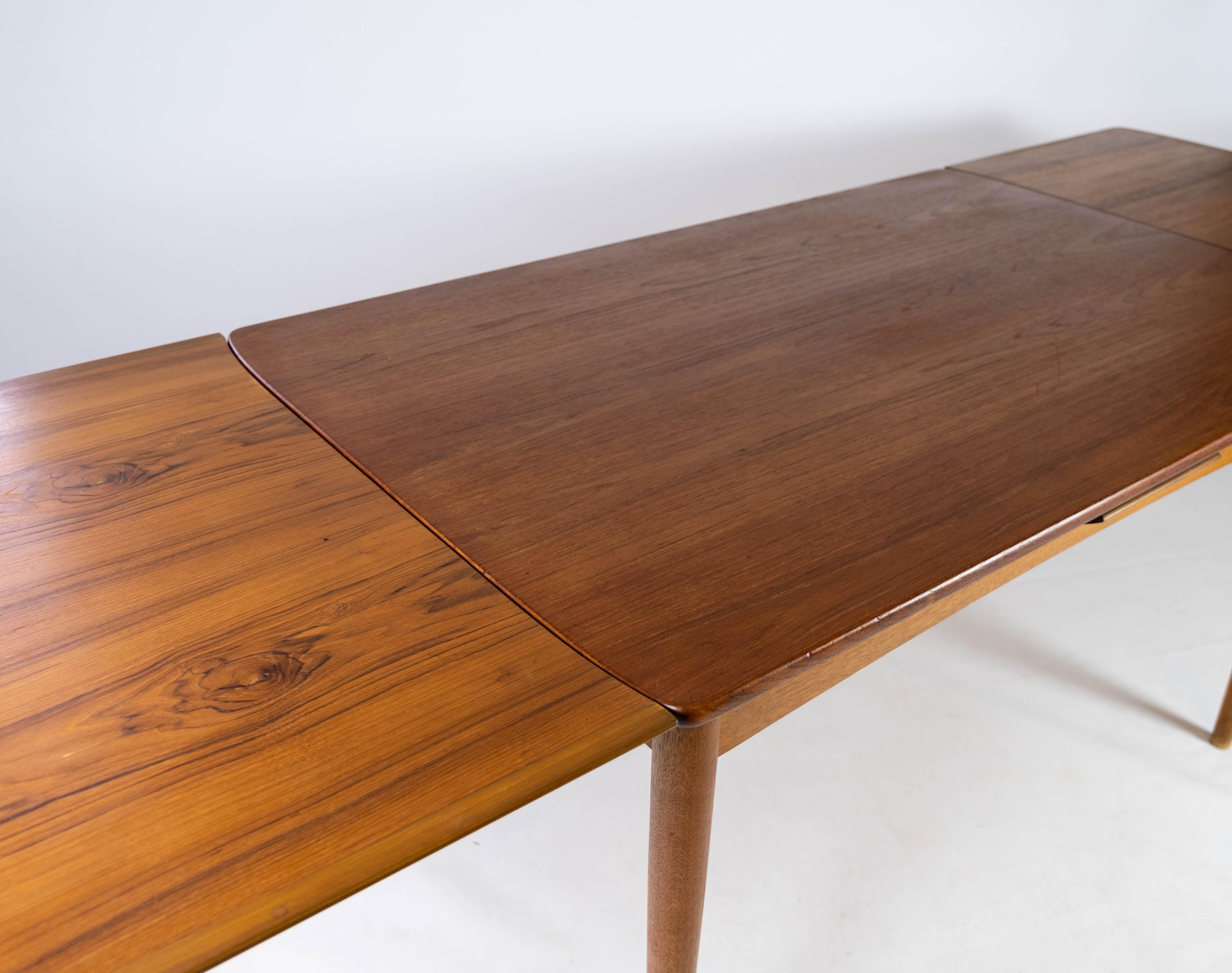 Table de salle à manger en teck avec rallonges et pieds en Oak des années 1960 en vente 2