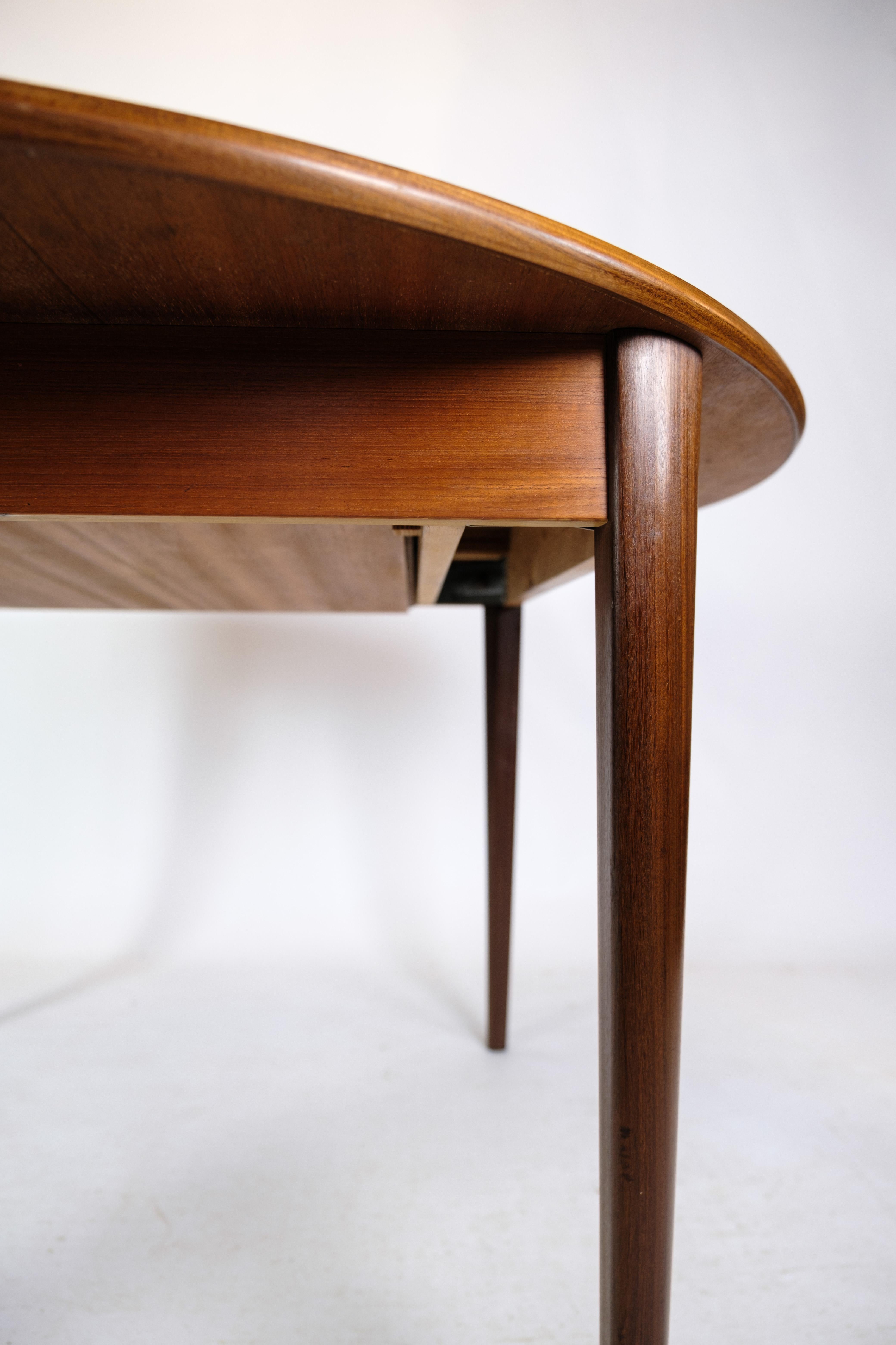 Teak dining table with built-in additional plate and round legs of Danish design from around the 1960s.
Measurements in cm: H:73 Dia: 120
Pull-out plate: 55
Total length: 175 cm