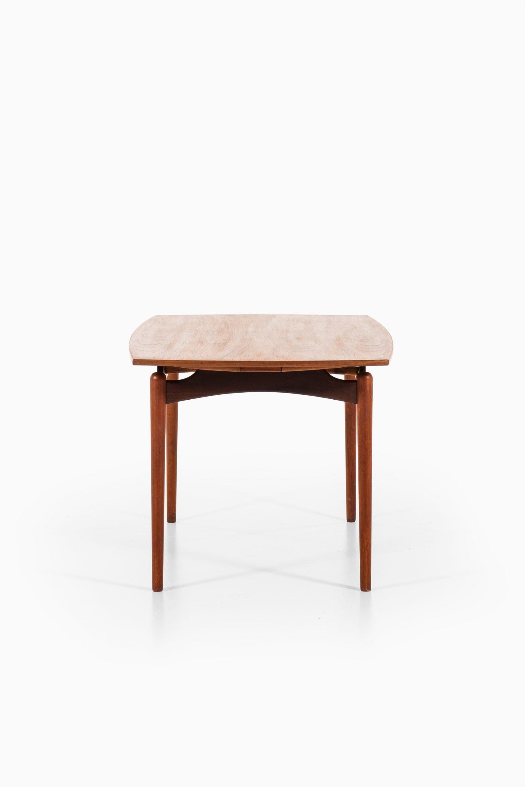Dining Table in the Style of Finn Juhl Produced in Denmark For Sale 2