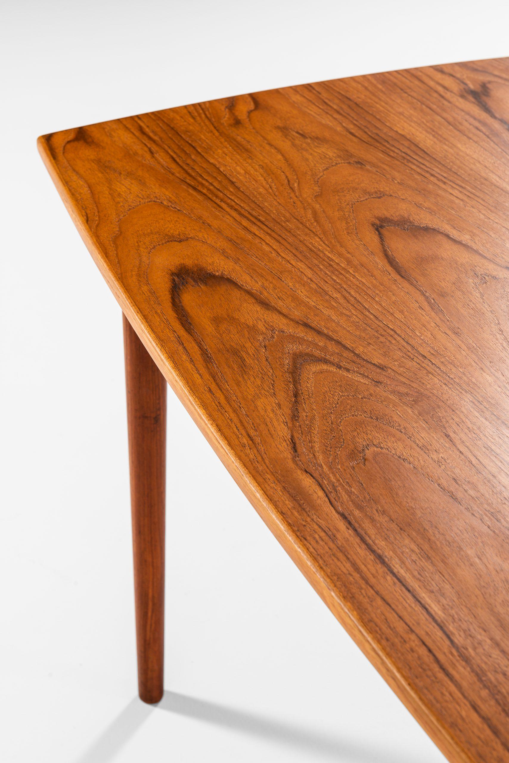 Dining Table in the Style of Finn Juhl Produced in Denmark For Sale 3