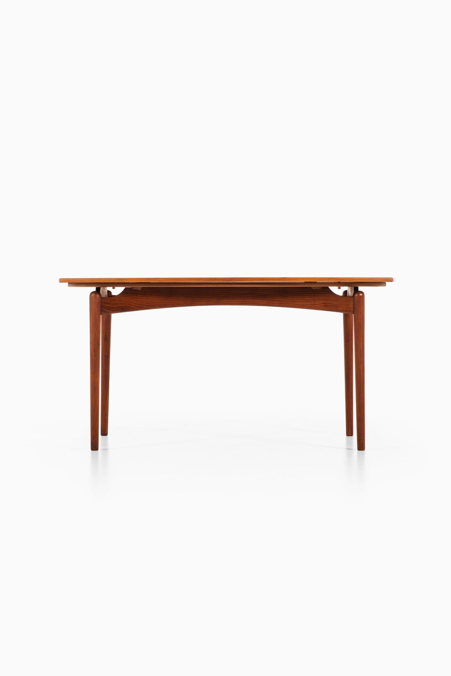 Rare dining table in the style of Finn Juhl. Produced in Denmark.
Dimensions (W x D x H): 149.5 x 89 (151.5) x 74 cm.