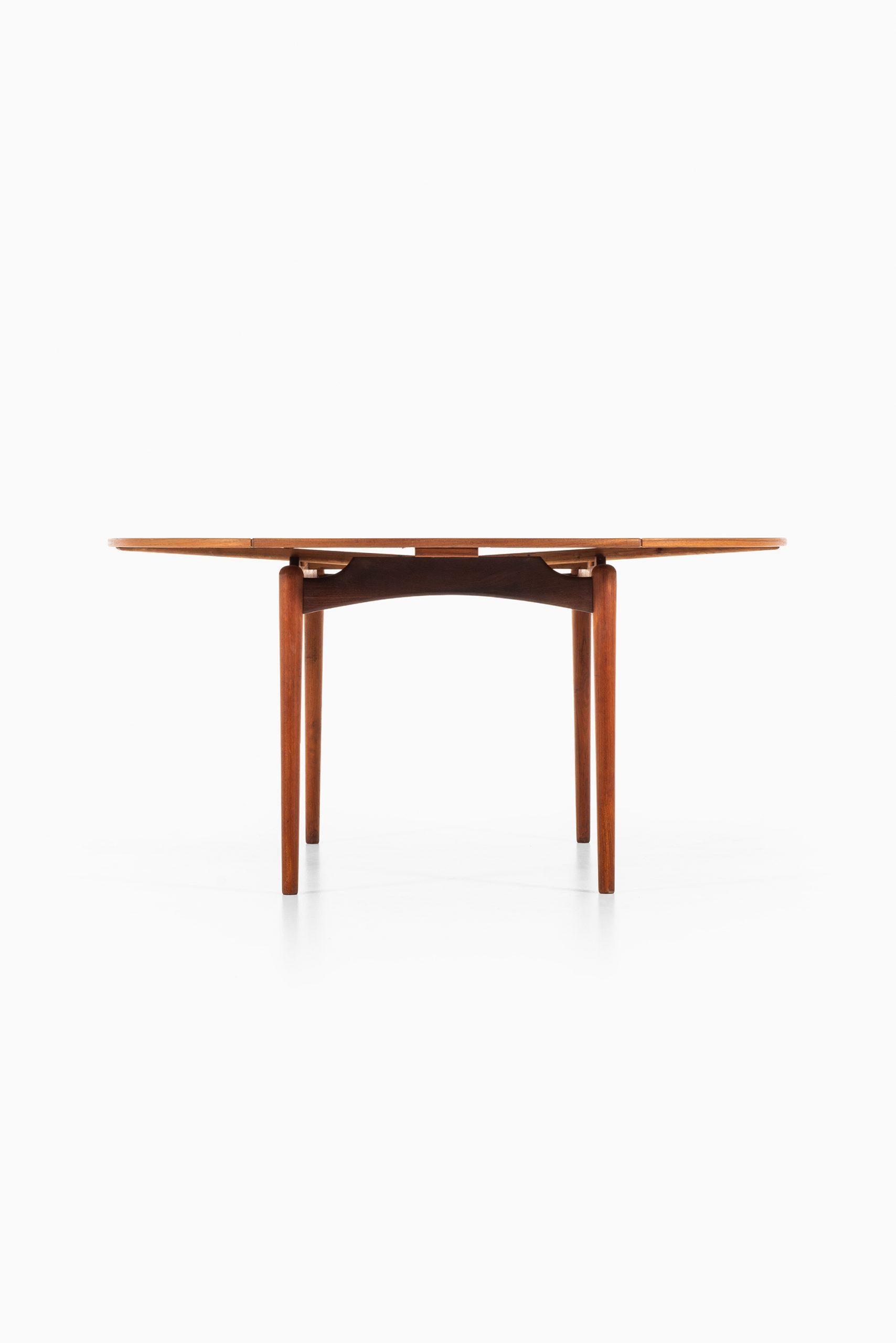 Dining Table in the Style of Finn Juhl Produced in Denmark For Sale 1