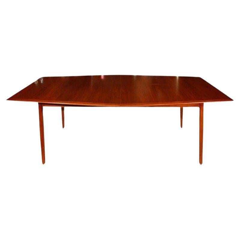 Dining Table in the Style of Hans Wegner For Sale