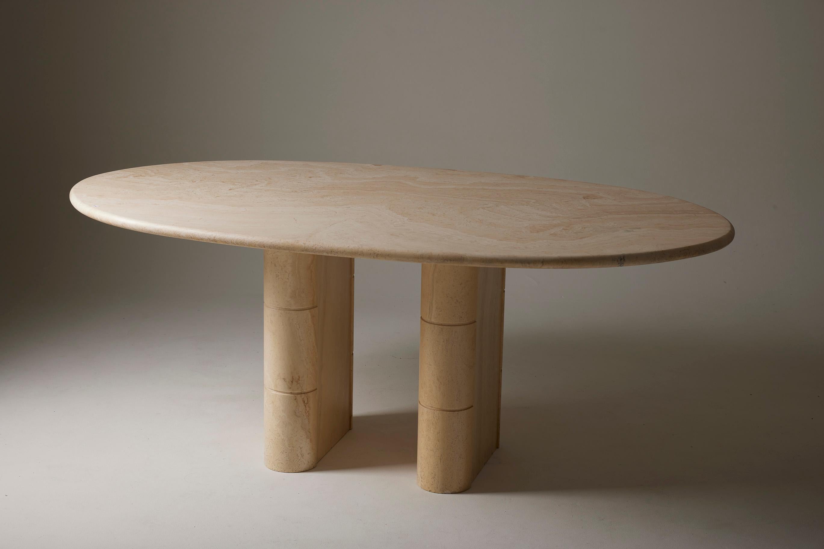 Dining table in travertine. The legs detach from the tabletop. The tabletop is oval and rests on an attractive base. In very good condition.
LP1533