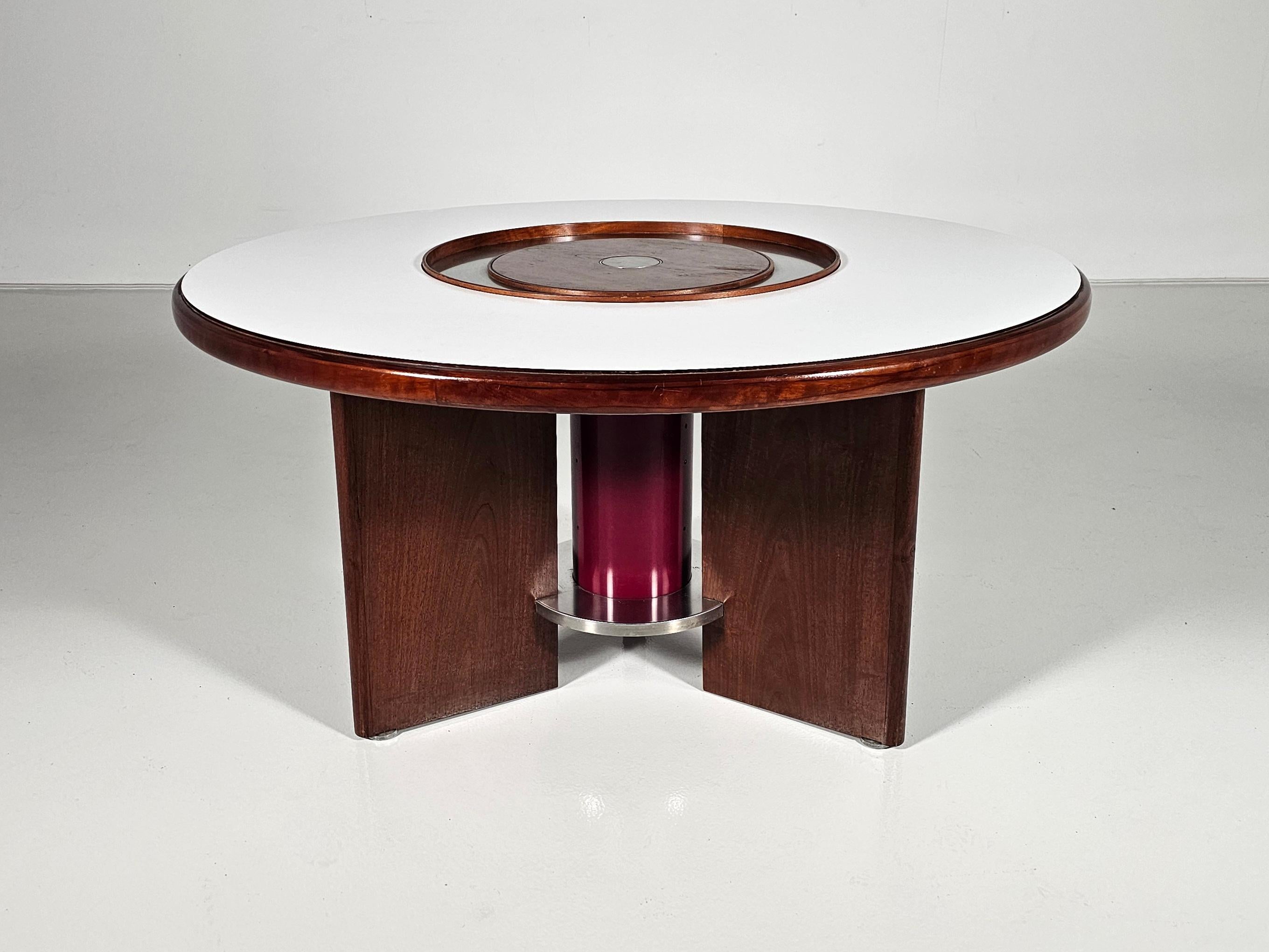 Beautiful table designed by architect Silvio Coppola and produced by Bernini.
Of considerable ingenuity is the mechanism that allows the central part of the table to rise. Equipped with a movable tray.
Great to fit into a modern, dynamic
