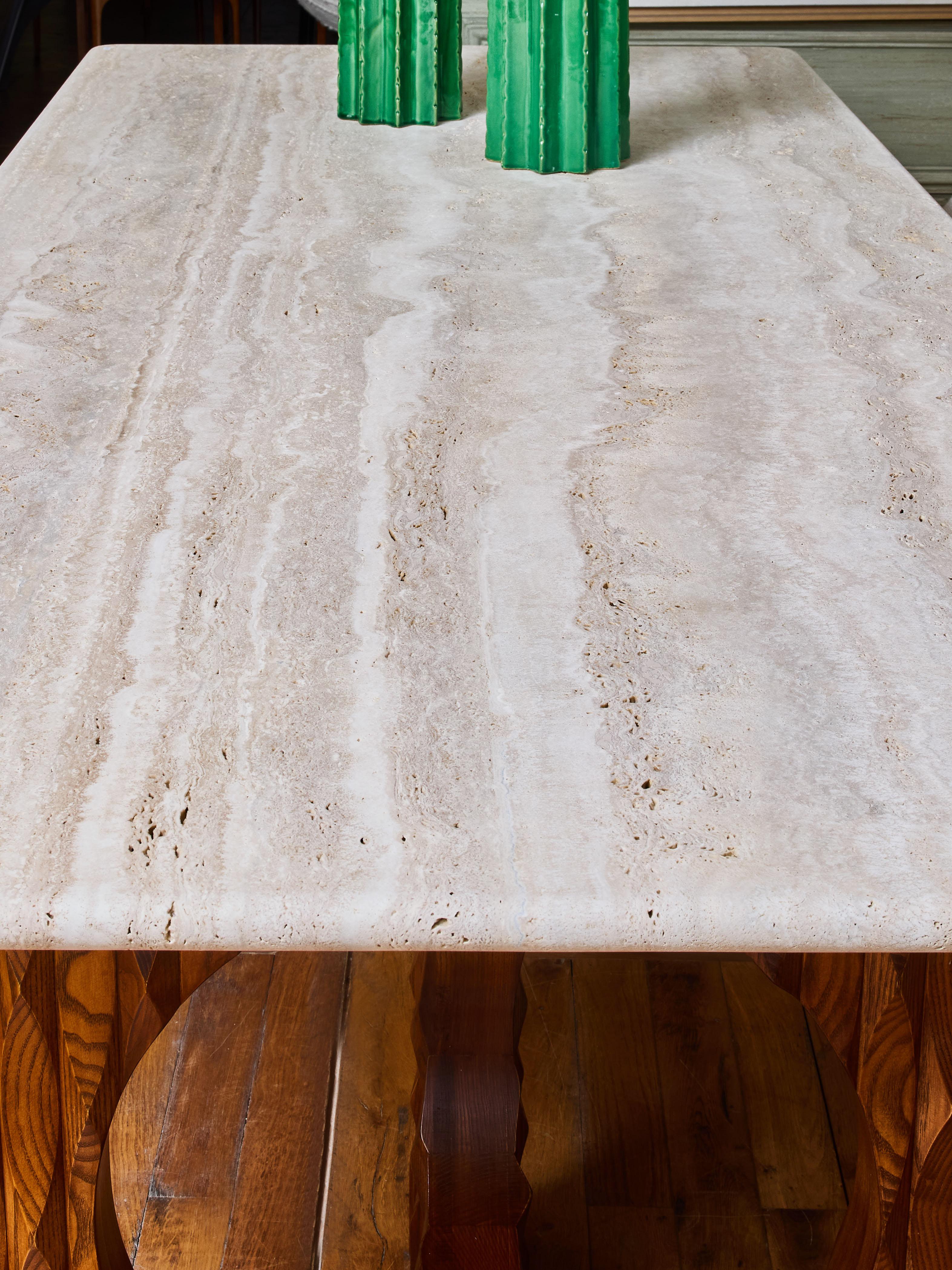 Mid-Century Modern Table de salle à manger en bois et pierre de travertin par Studio Glustin en vente