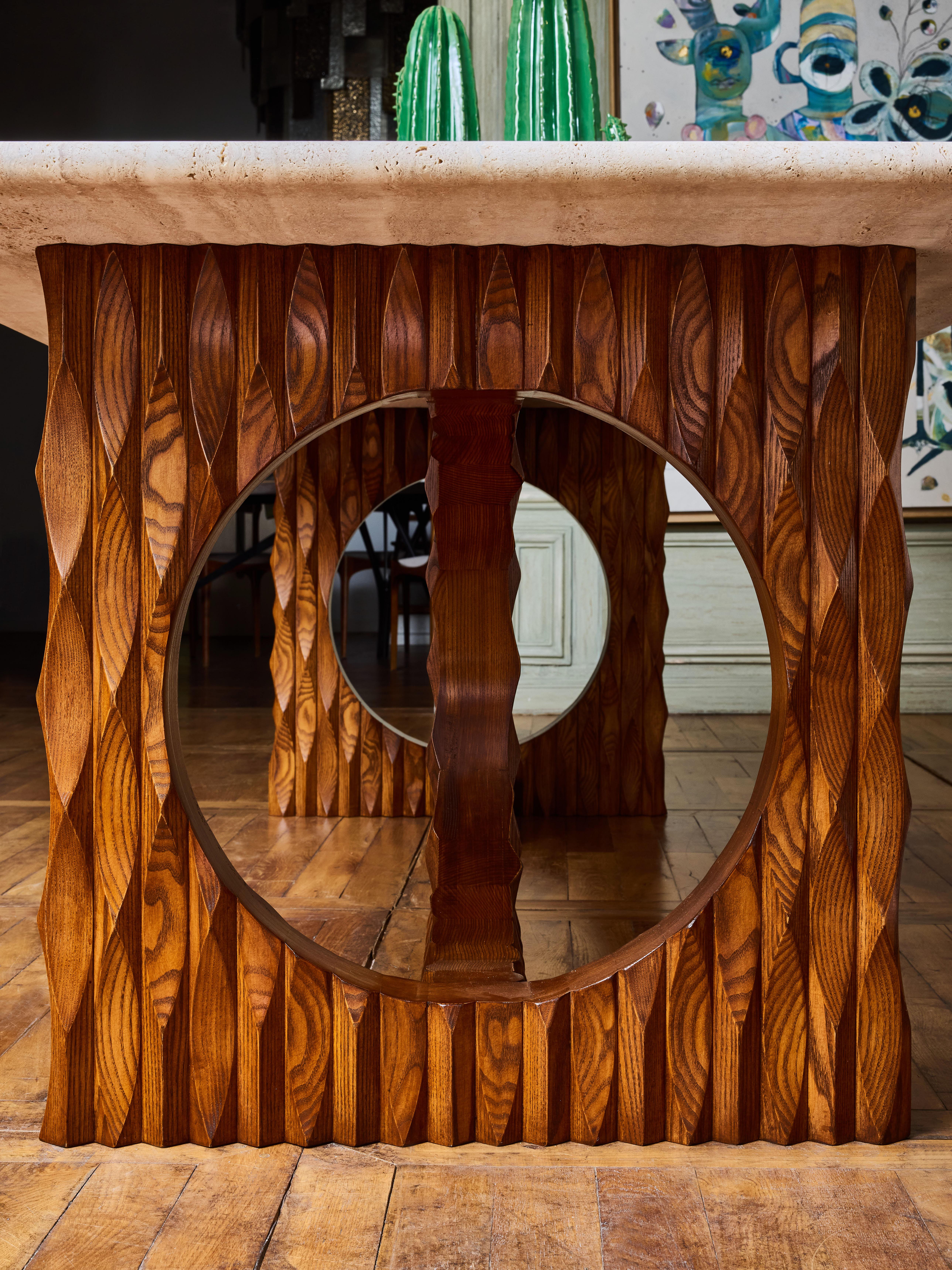 Français Table de salle à manger en bois et pierre de travertin par Studio Glustin en vente