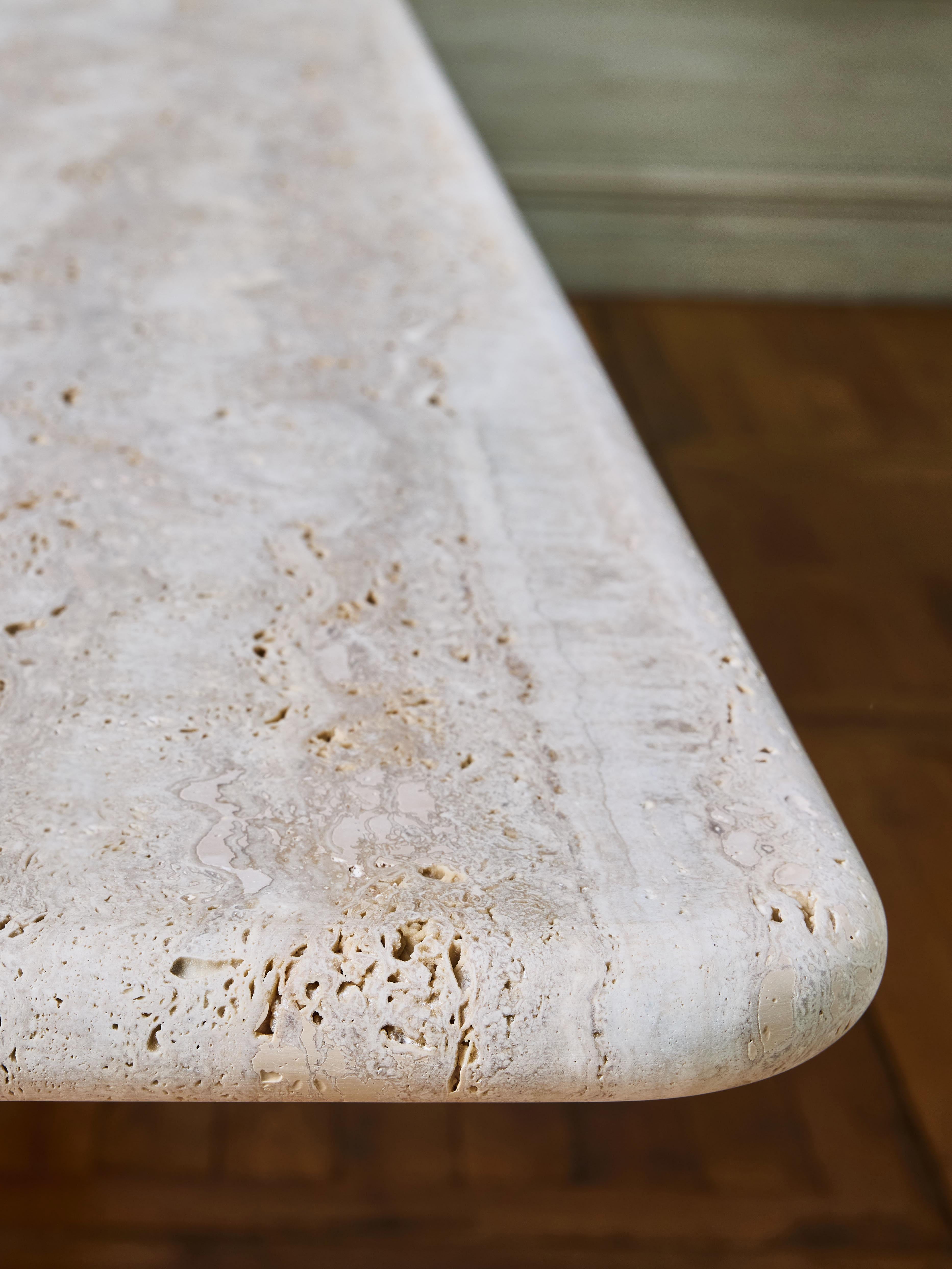 Travertin Table de salle à manger en bois et pierre de travertin par Studio Glustin en vente