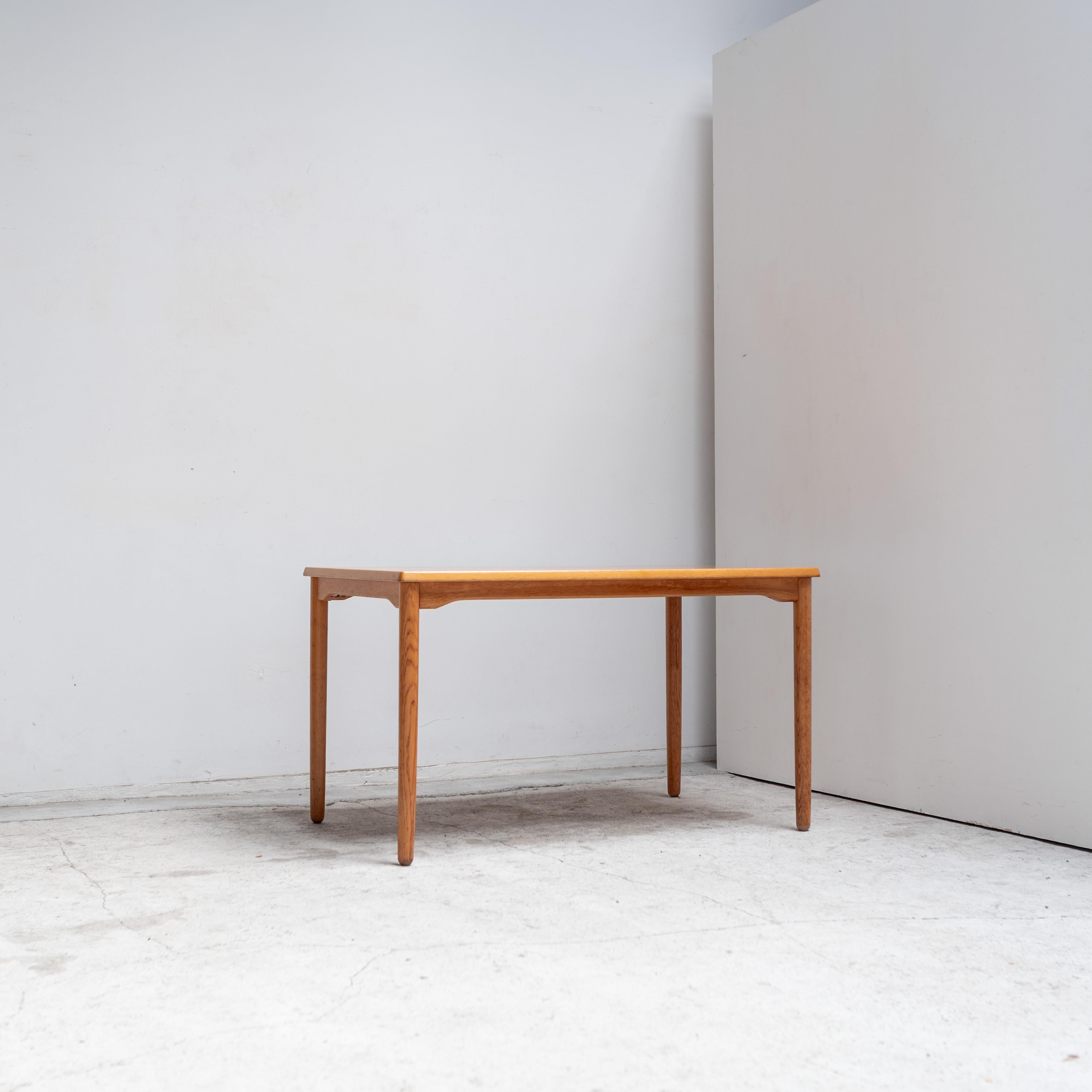 A fine example of Japanese modernism developed by the Kenmochi Isamu Design Institute. The table reflects the studio’s pursuit of balance between functionality and refined craftsmanship.
Constructed from wood base, its tapered legs and softly curved
