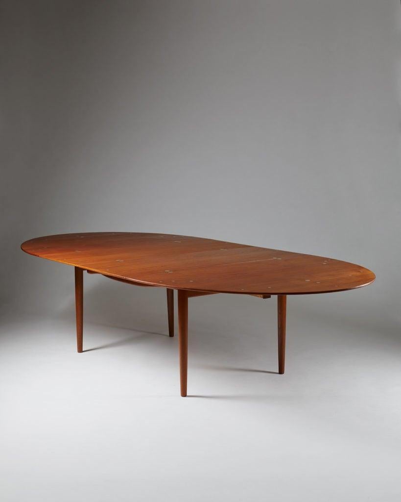 Dining table “Judas” designed by Finn Juhl for Niels Vodder,
Denmark, 1948.

Teak and circular silver inlays.