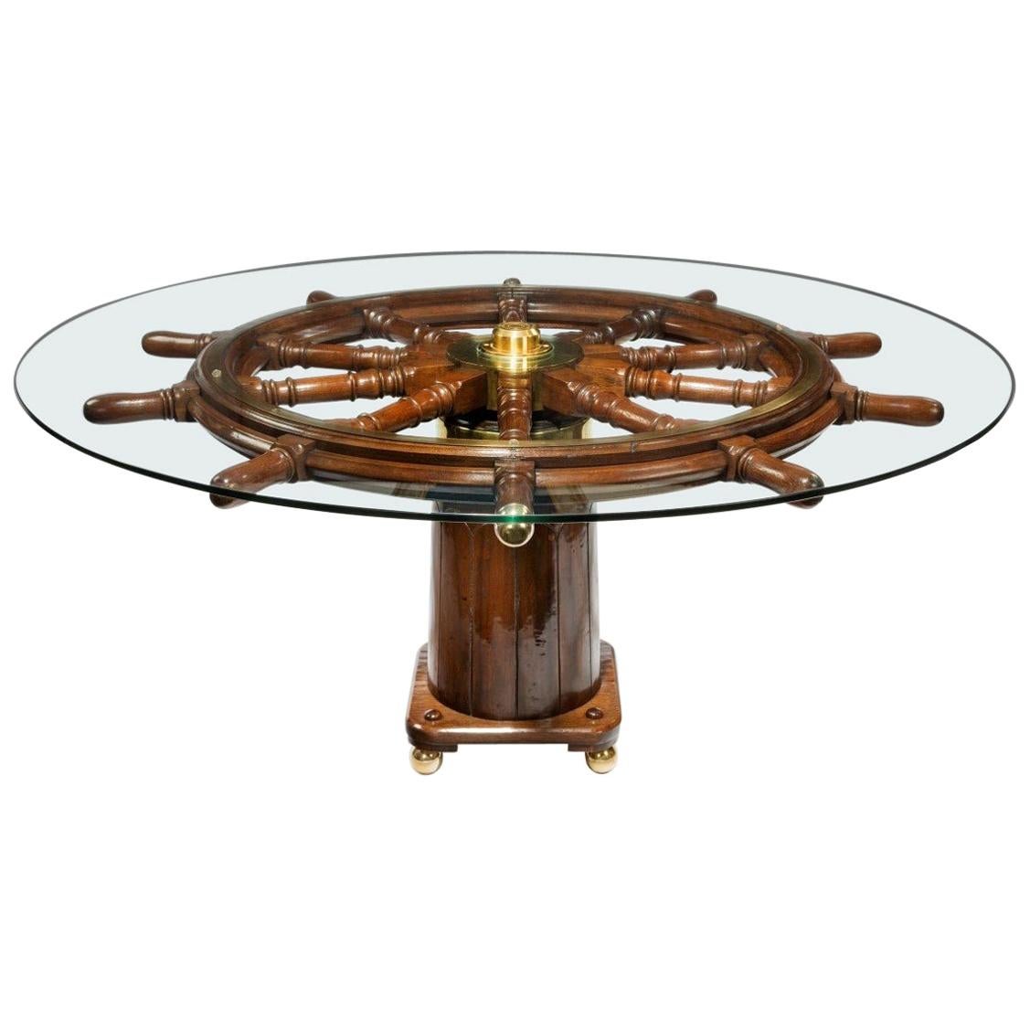 Table à manger fabriquée à partir d'une roue de gouvernail de navire du 19e siècle
