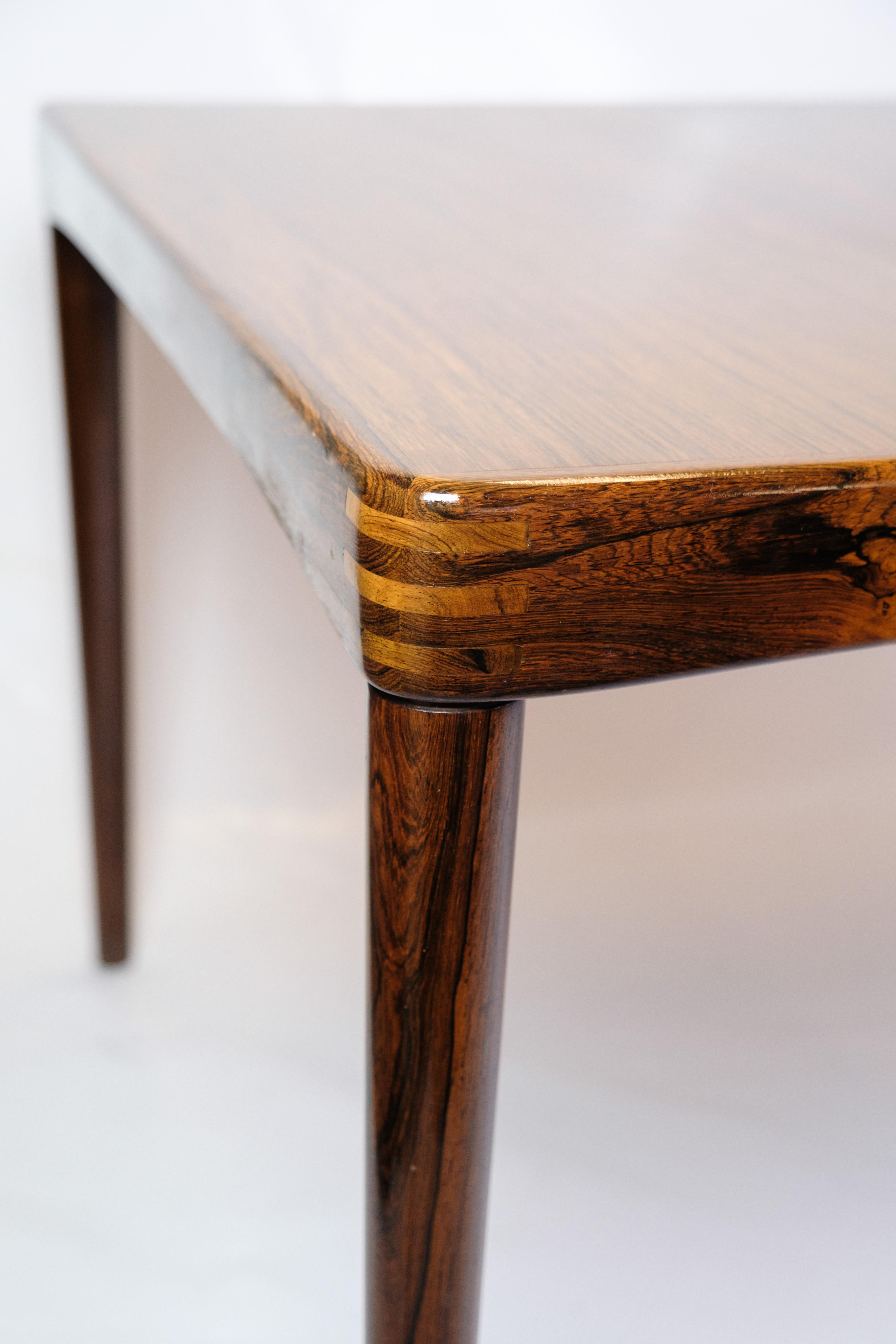 Cette table de salle à manger, fabriquée en bois de rose et avec des joints à tenons, est un bel exemple de l'art mobilier danois des années 1960. Conçue par Henry W. Klein et produite par Bramin, cette table est un sublime mélange d'élégance, de