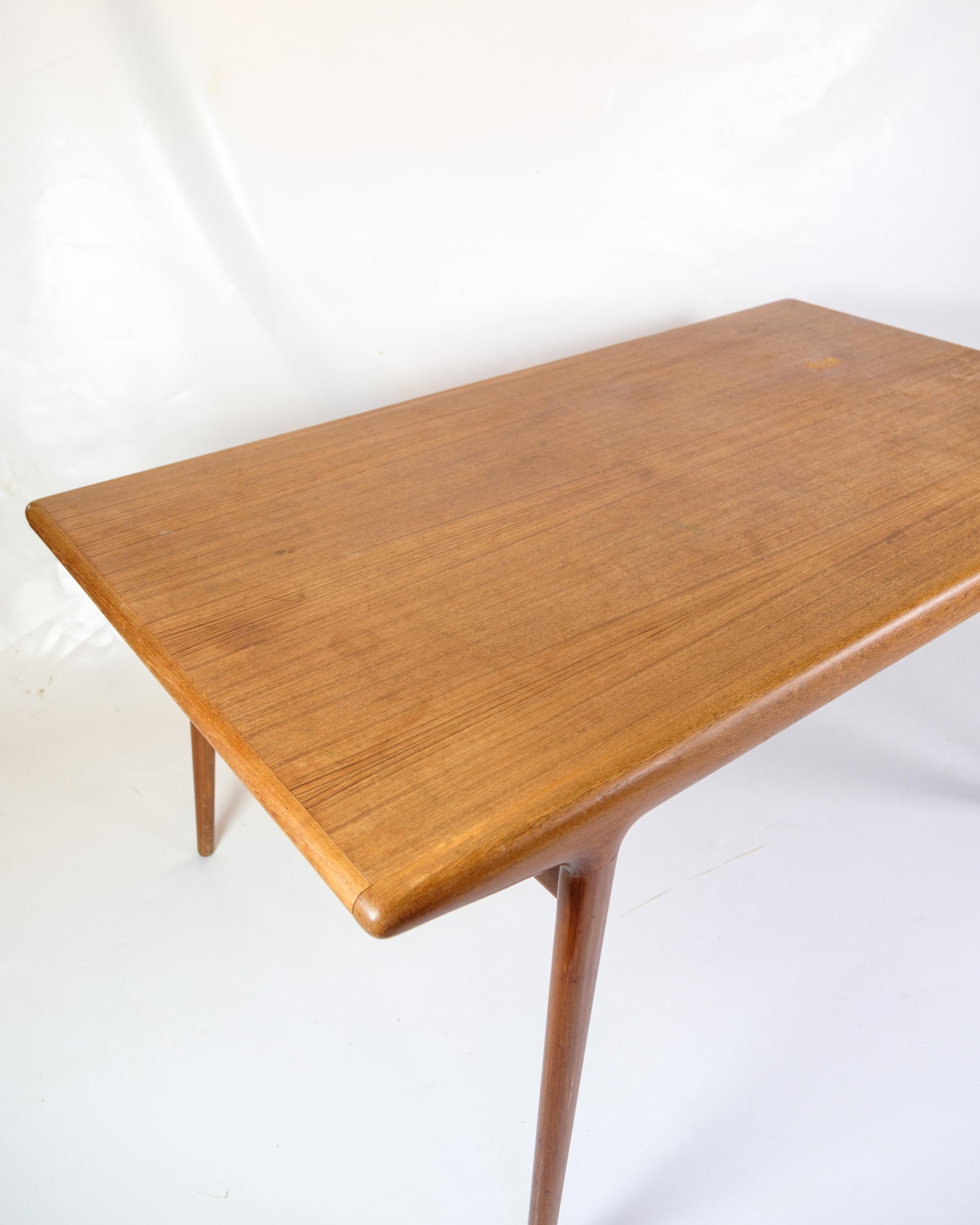 This teak dining table with extension, designed by Johannes Andersen and manufactured by Uldum Møbelfabrik in the 1960s, is an excellent example of Danish mid-century modern design. The table combines functionality, elegance and high quality, making